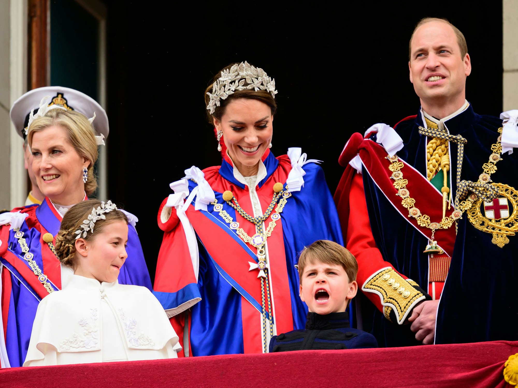 Sophie, Herzogin von Edinburgh, Prinzessin Charlotte, Prinz Louis, Catherine, Prinzessin von Wales und Prinz William, Prinz von Wales stehen auf dem Balkon des Buckingham Palastes während der Krönung von König Charles III. und Königin Camilla am 06. Mai 2023 in London, England.