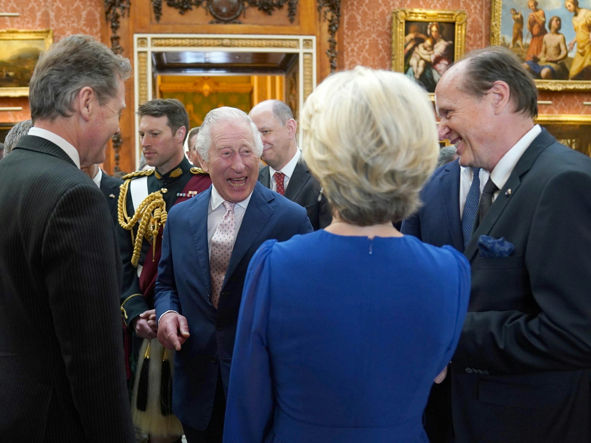 König Charles III. (2.v.l) von Großbritannien scherzt mit Ursula von der Leyen (vorne), Präsidentin der Europäischen Kommission, während eines Empfangs im Buckingham Palace für ausländische Gäste, die an seiner Krönung teilnehmen.