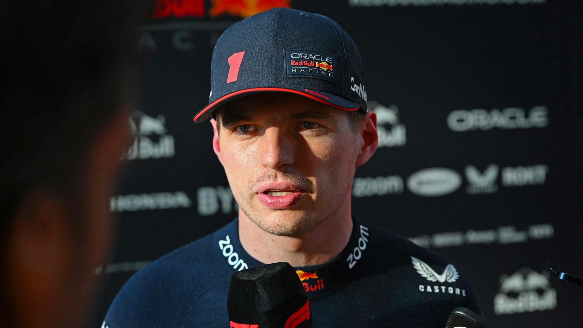 Red-Bull-Pilot Max Verstappen spricht im Interview mit einem Journalisten.