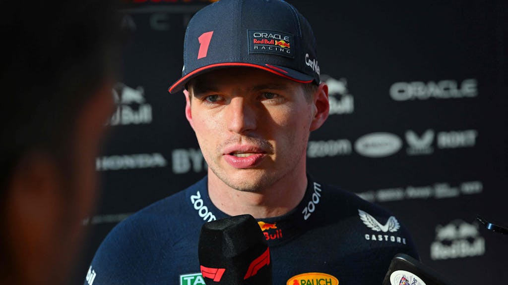 Red-Bull-Pilot Max Verstappen spricht im Interview mit einem Journalisten.&nbsp;