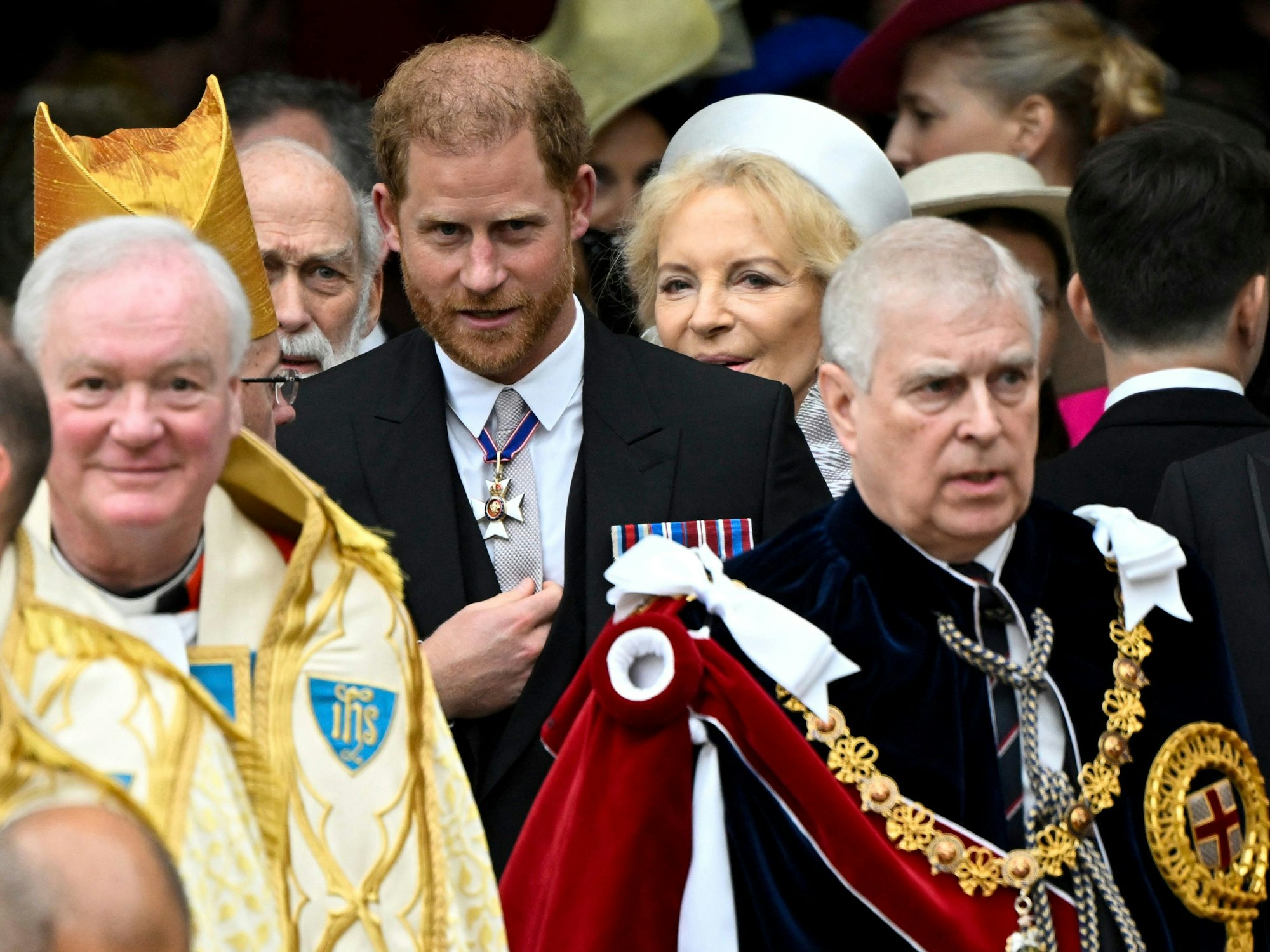 Prinz Harry, Herzog von Sussex, und sein Onkel Prinz Andrew, Duke of York, verlassen Westminster Abbey nach der Krönungszeremonie des britischen Königs Charles und der Königin Camilla.