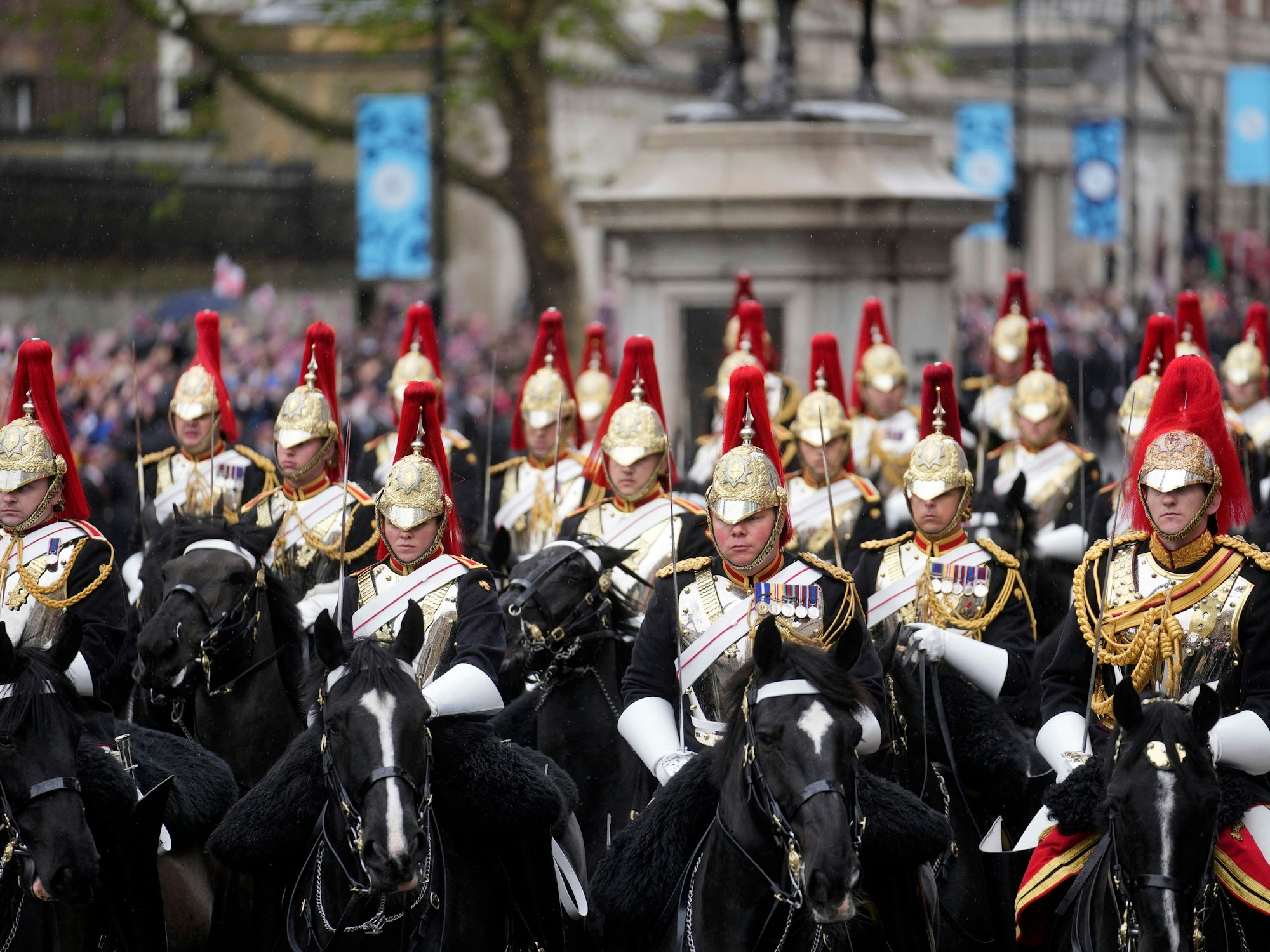 Reiter in Uniform reiten am Tag der Krönung des britischen Königs Charles III. auf der Straße.