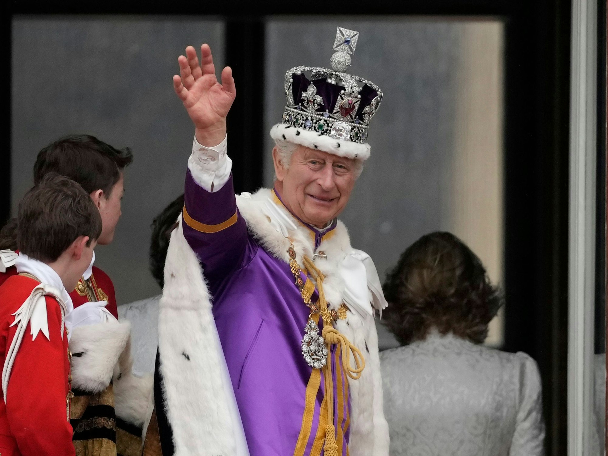 König Charles III. winkt vom Balkon des Buckingham Palastes während der Krönung von König Charles III. und Königin Camilla am 06. Mai 2023 in London, England.