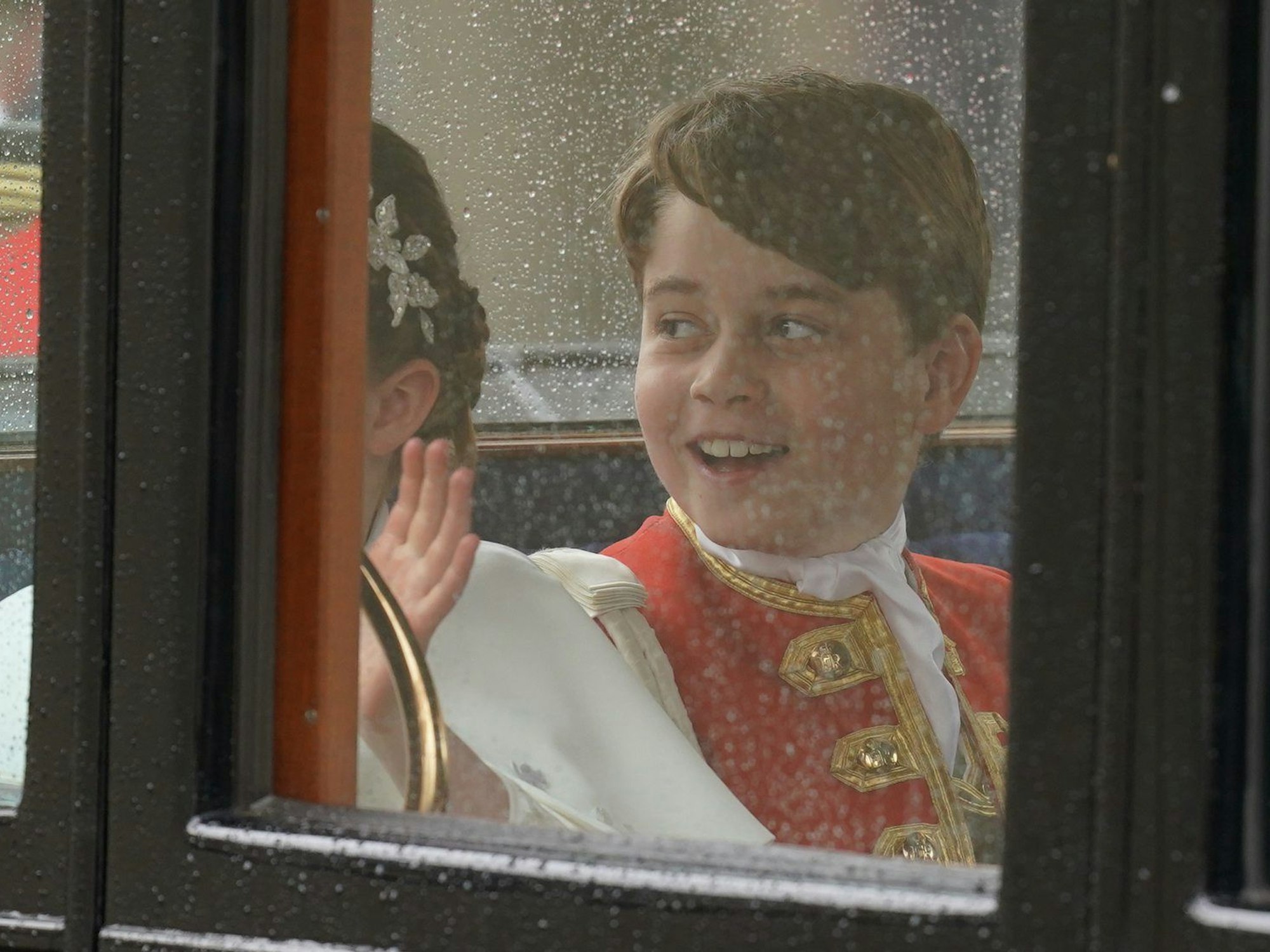 Prinz George kehrt nach der Krönungszeremonie von König Charles III. und Königin Camilla mit seiner Familie in einer Kutsche zum Buckingham Palace zurück.