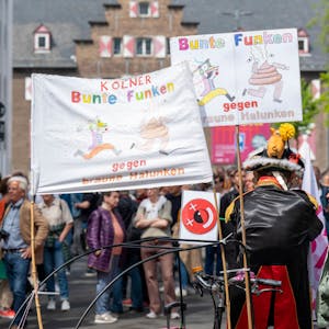 Rund 400 Gegendemonstranten haben sich am El-De-Haus in Köln versammelt, um gegen die pro-russische Kundgebung zu demonstrieren.