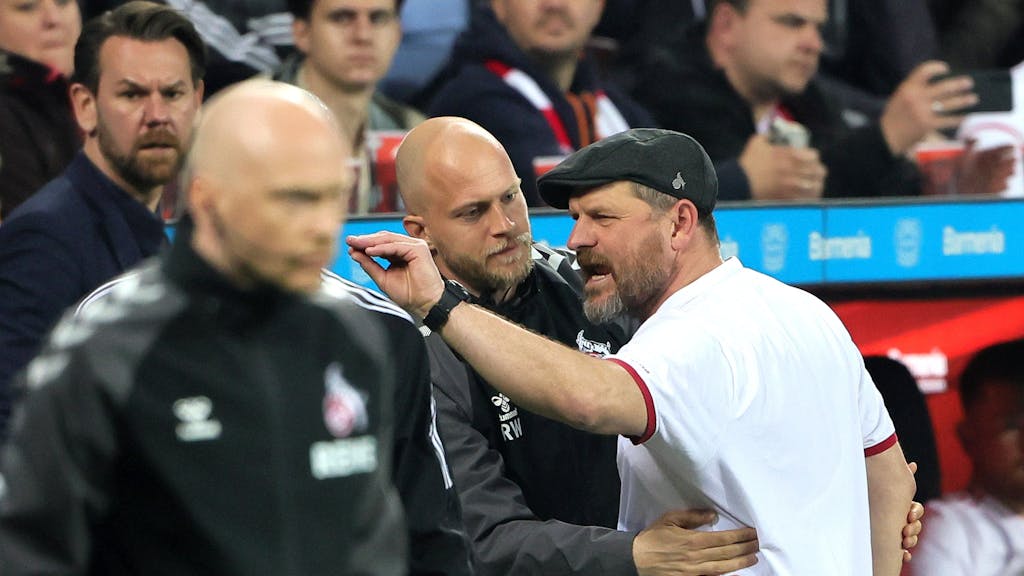 Steffen Baumgart diskutiert mit Verantwortlichen von Bayer Leverkusen.