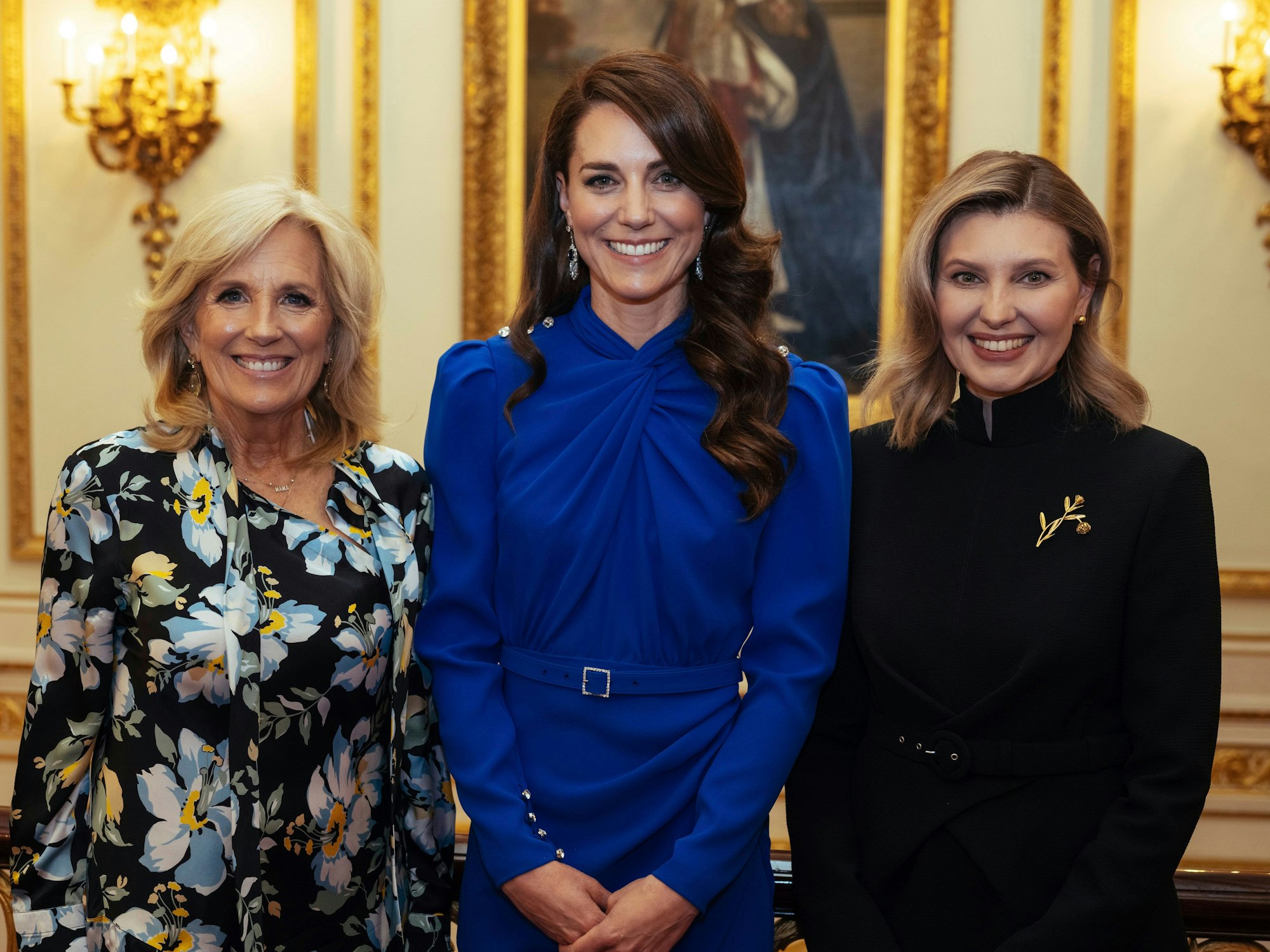 Kate (m), Prinzessin von Wales, steht neben Jill Biden (l), First Lady der USA, und Olena Zelenska, First Lady der Ukraine, während eines Empfangs im Buckingham Palace für ausländische Gäste