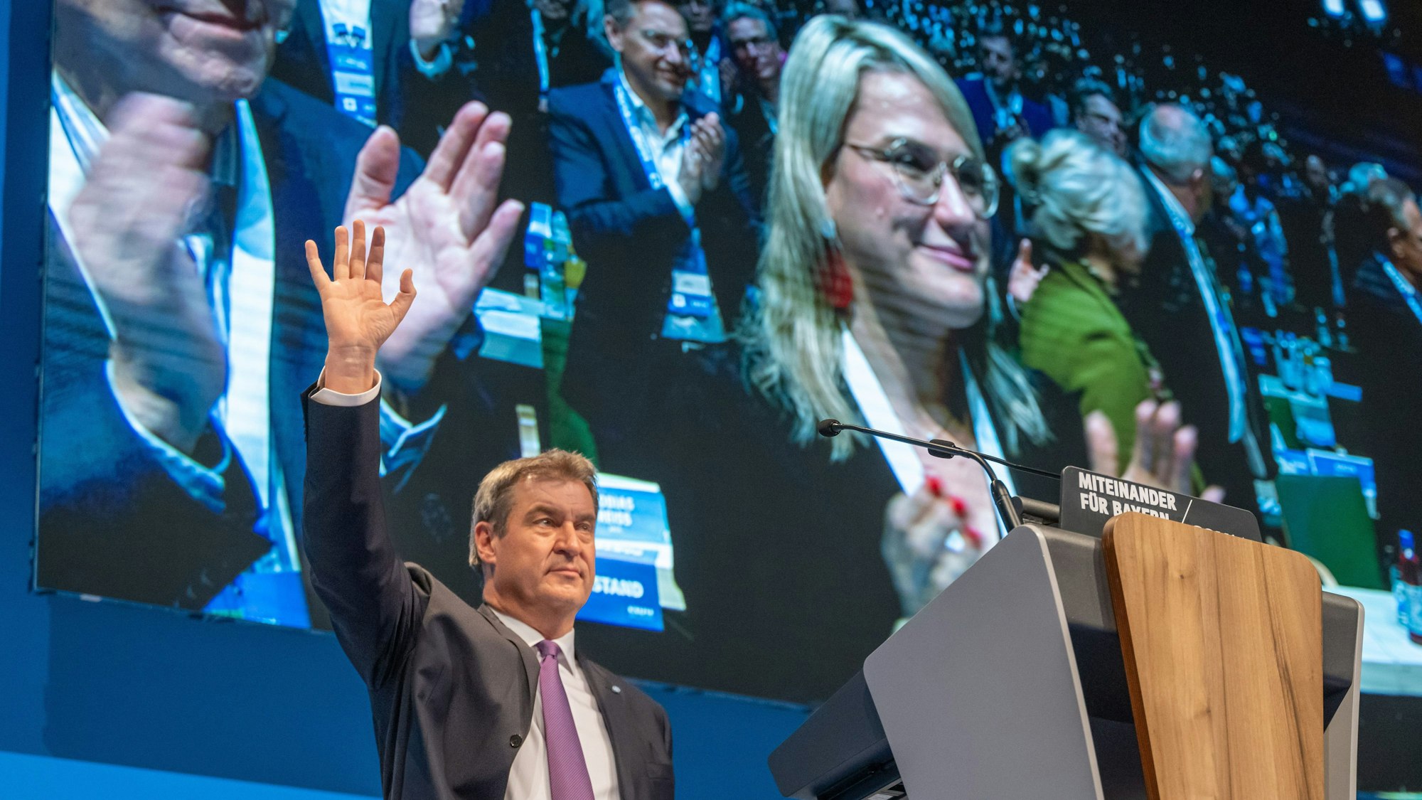 Markus Söder, Parteichef der CSU, bekommt nach seiner Rede beim CSU-Parteitag in der Frankenmetropole Applaus. Söder soll zum Spitzenkandidaten seiner Partei für die Landtagswahl 2023 gewählt werden und der Beschluss des neuen CSU-Grundsatzprogramms verabschiedet werden.