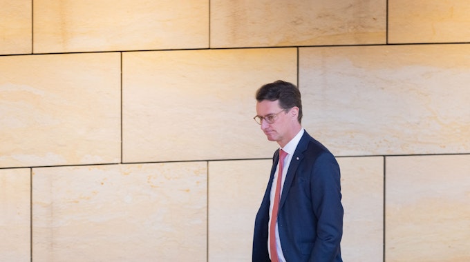 Hendrik Wüst (CDU), Ministerpräsident von Nordrhein-Westfalen, fordert mehr Hilfe bei der Aufnahme von Geflüchteten.