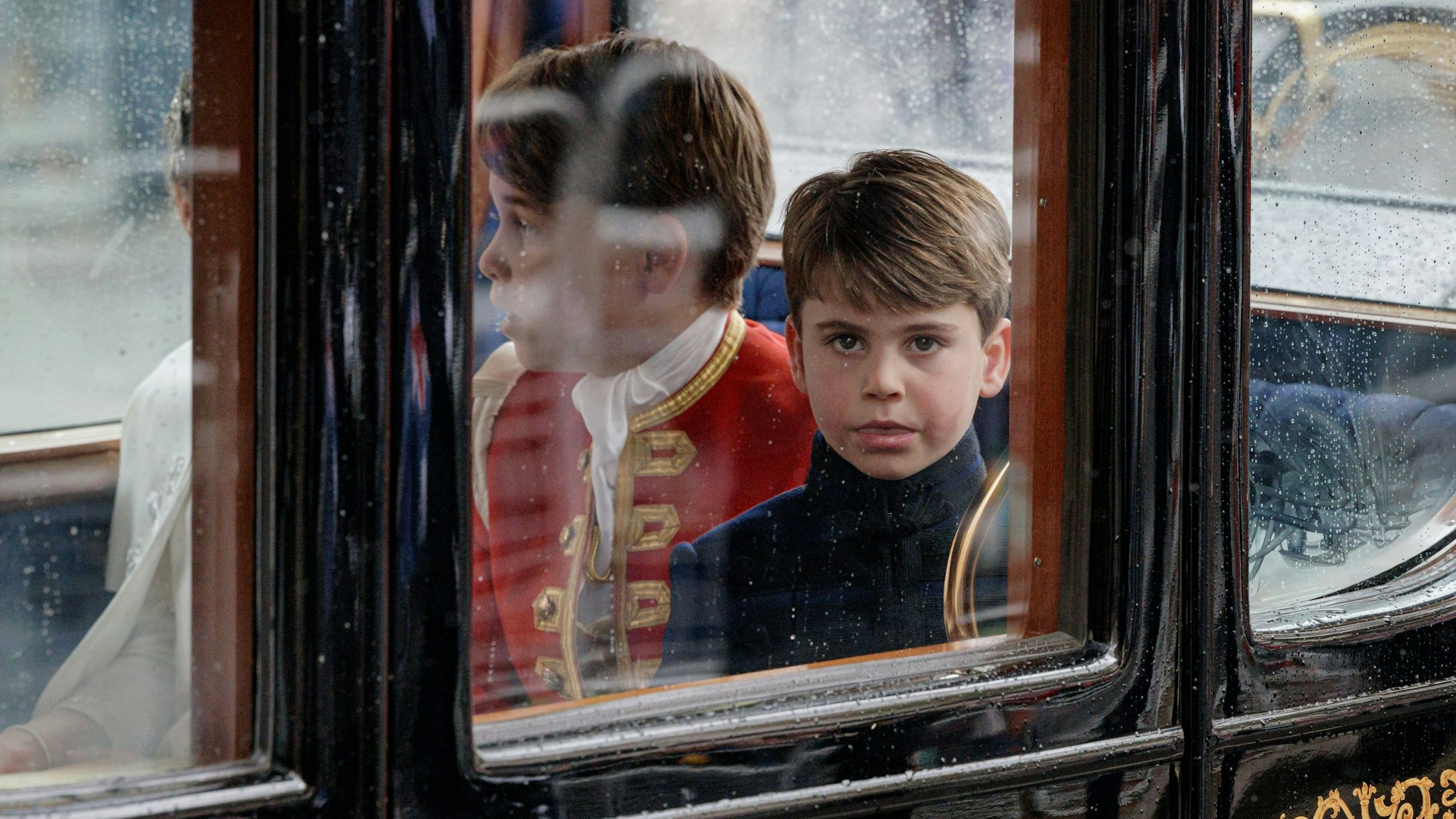 Prinz Louis von Wales und Ehrenpage Prinz George verlassen den Krönungsgottesdienst von König Charles III. und Königin Camilla am 06. Mai 2023 in London, England.