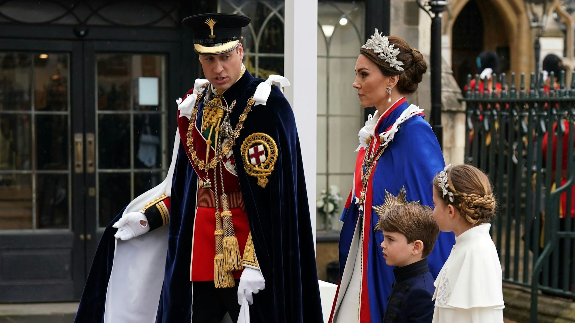 Prinz William und seine Frau Kate gehen mit ihren Kindern Charlotte und Louis in die Westminster Abbey.