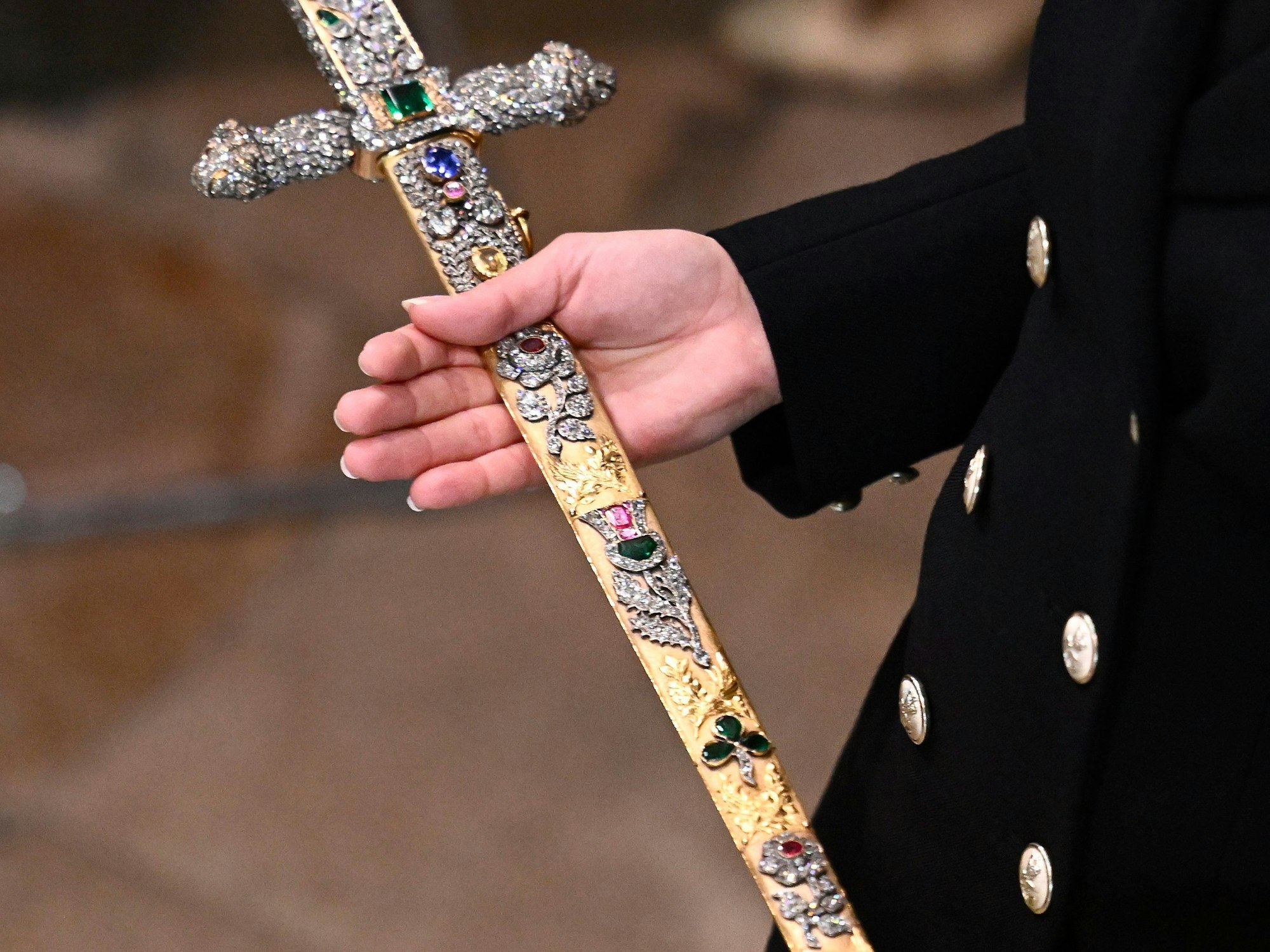 Das Schwert der Opferung wird zu der Krönung von König Charles III. in der Westminster Abbey getragen.