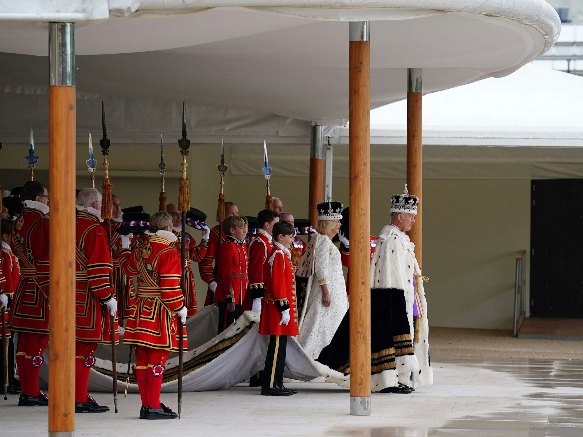 König Charles III. empfängt nach seiner Krönung am 6. Mai 2023 in den Gärten des Buckingham Place in London einen königlichen Salut von Militärangehörigen.