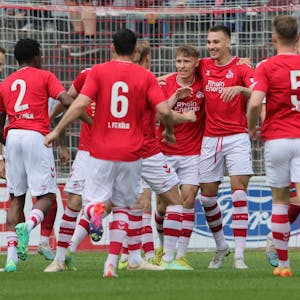 Tim Lemperle (M.) erzielt im Stadtderby gegen Fortuna Köln einen Doppelpack für die U21 des 1. FC Köln.
 





