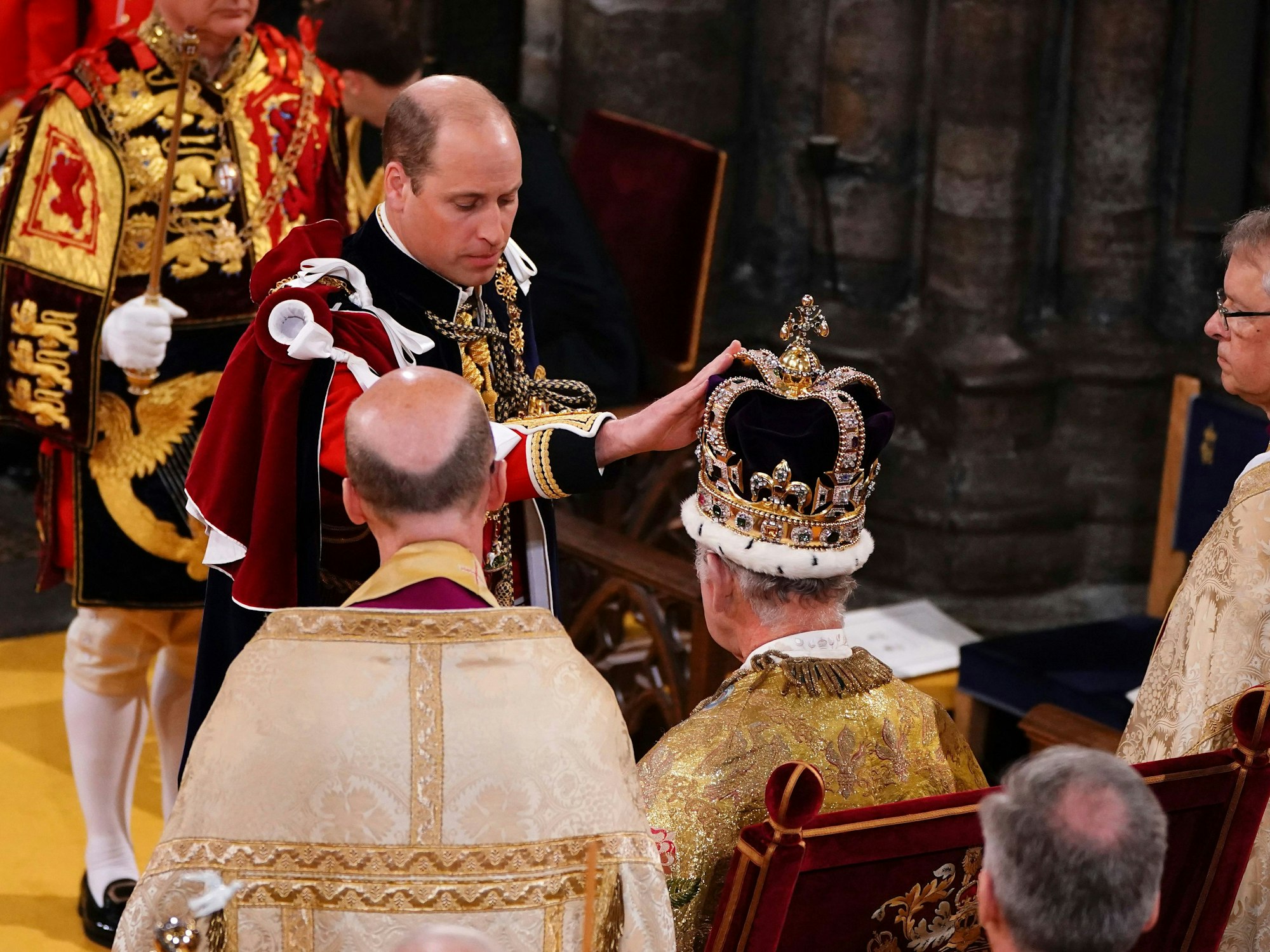 William, Prinz von Wales, berührt die Edwardskrone bei der Krönungszeremonie von König Charles III. in der Westminster Abbey.