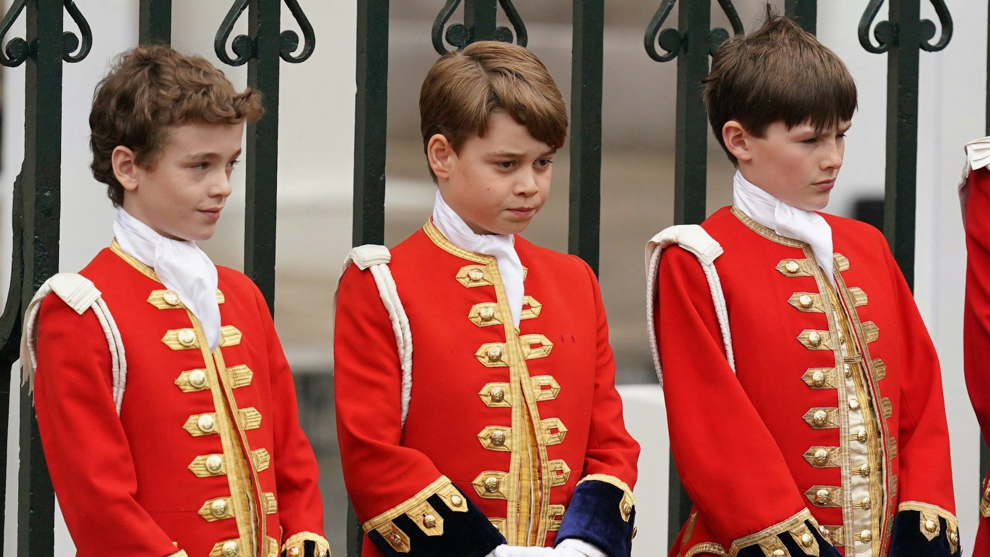 Prinz George steht als Ehrengast vor der Krönung von König Charles III. und Königin Camilla in der Westminster Abbey.