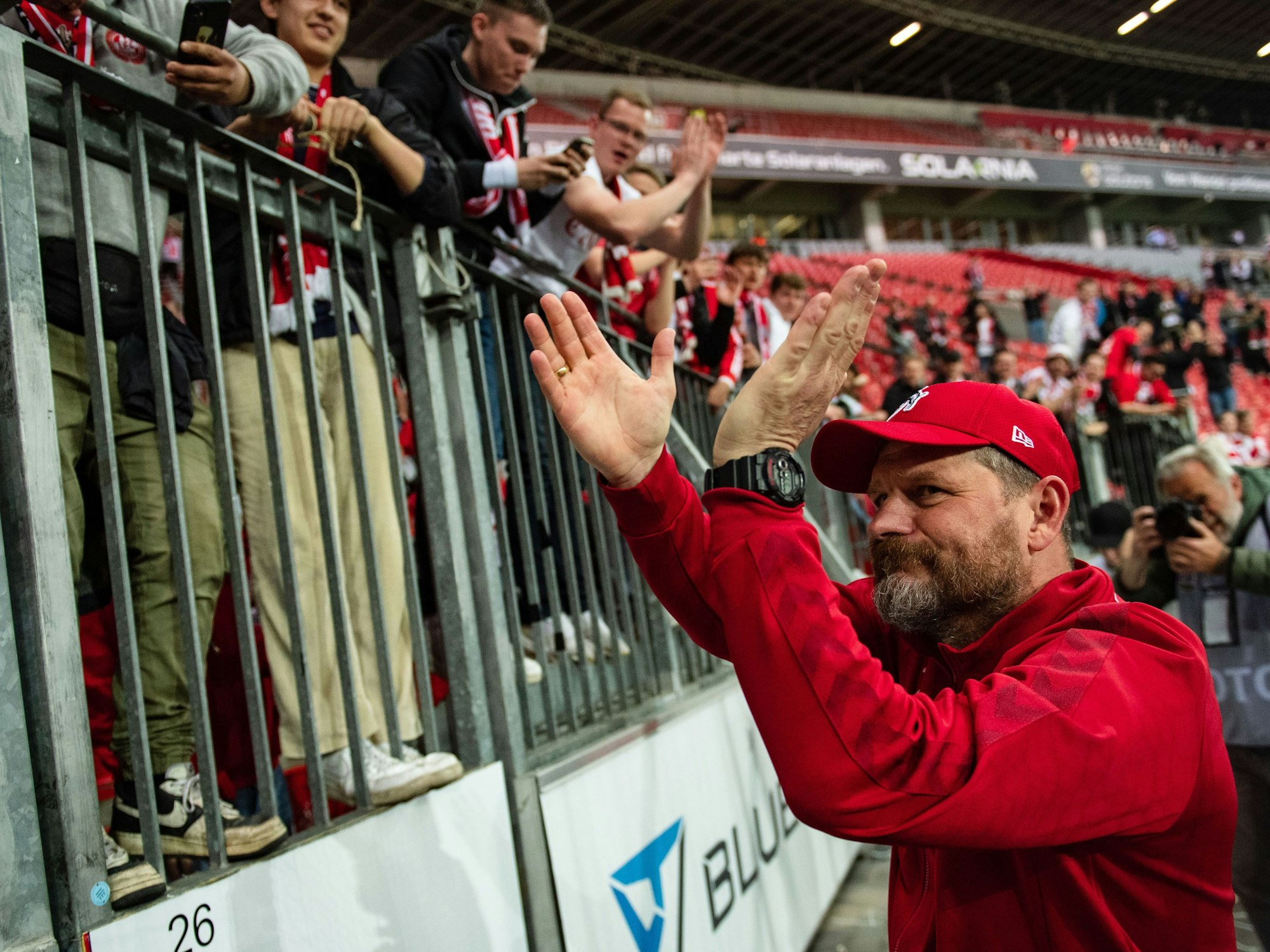 Steffen Baumgart klatscht Beifall in Richtung FC-Fans.