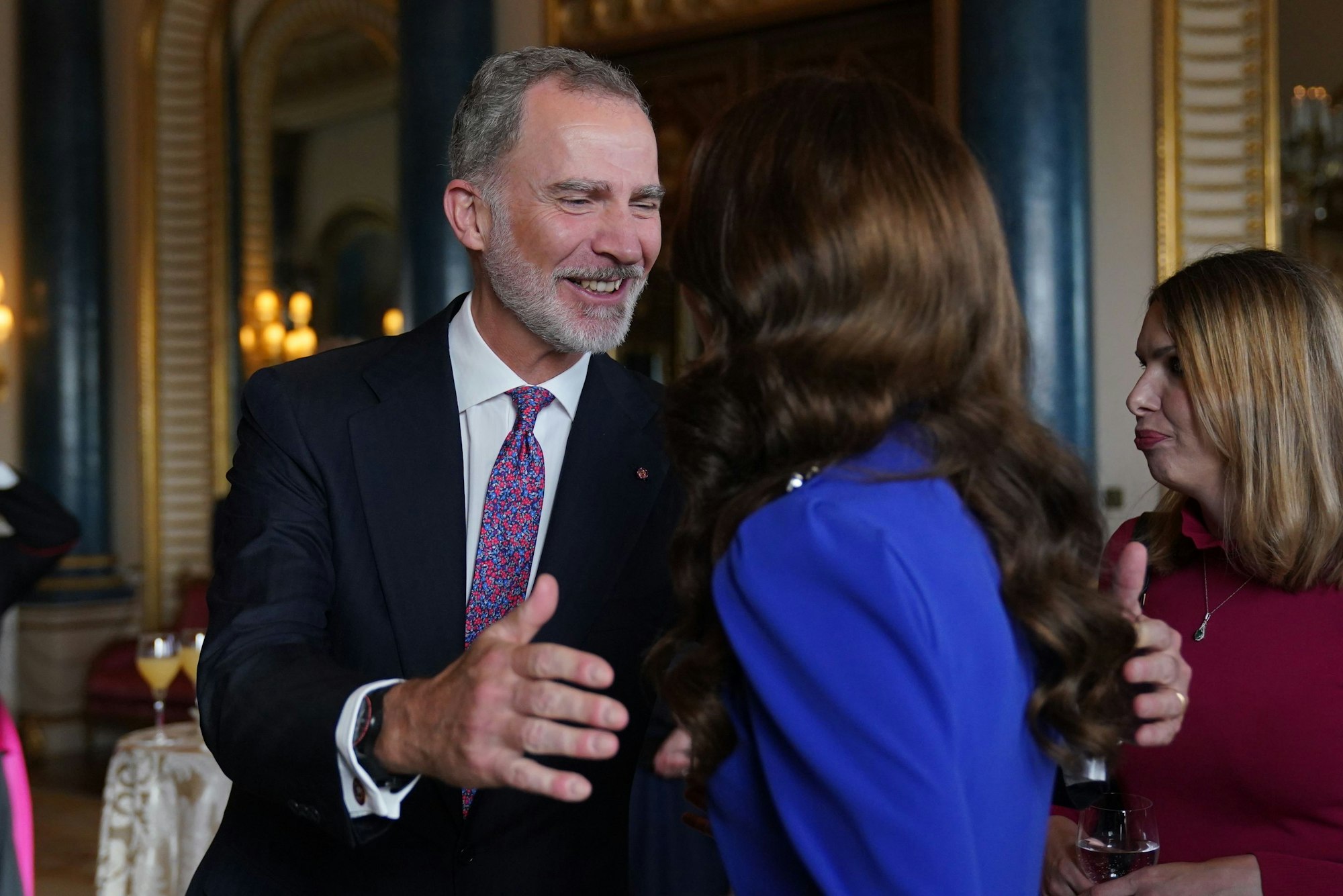König Felipe VI von Spanien begrüßt Catherine, Prinzessin von Wales, während eines Empfangs im Buckingham-Palast für ausländische Gäste, die an der Krönung von König Charles III am 5. Mai 2023 in London, England, teilnehmen.