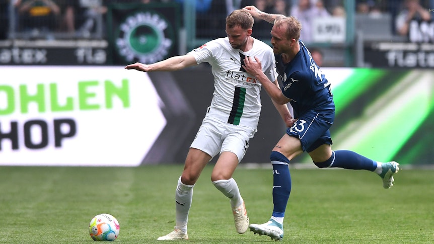 Marvin Friedrich von Borussia Mönchengladbach (l.) setzt sich am 6. Mai 2023 im Zweikampf gegen Philipp Hofmann vom VfL Bochum durch.