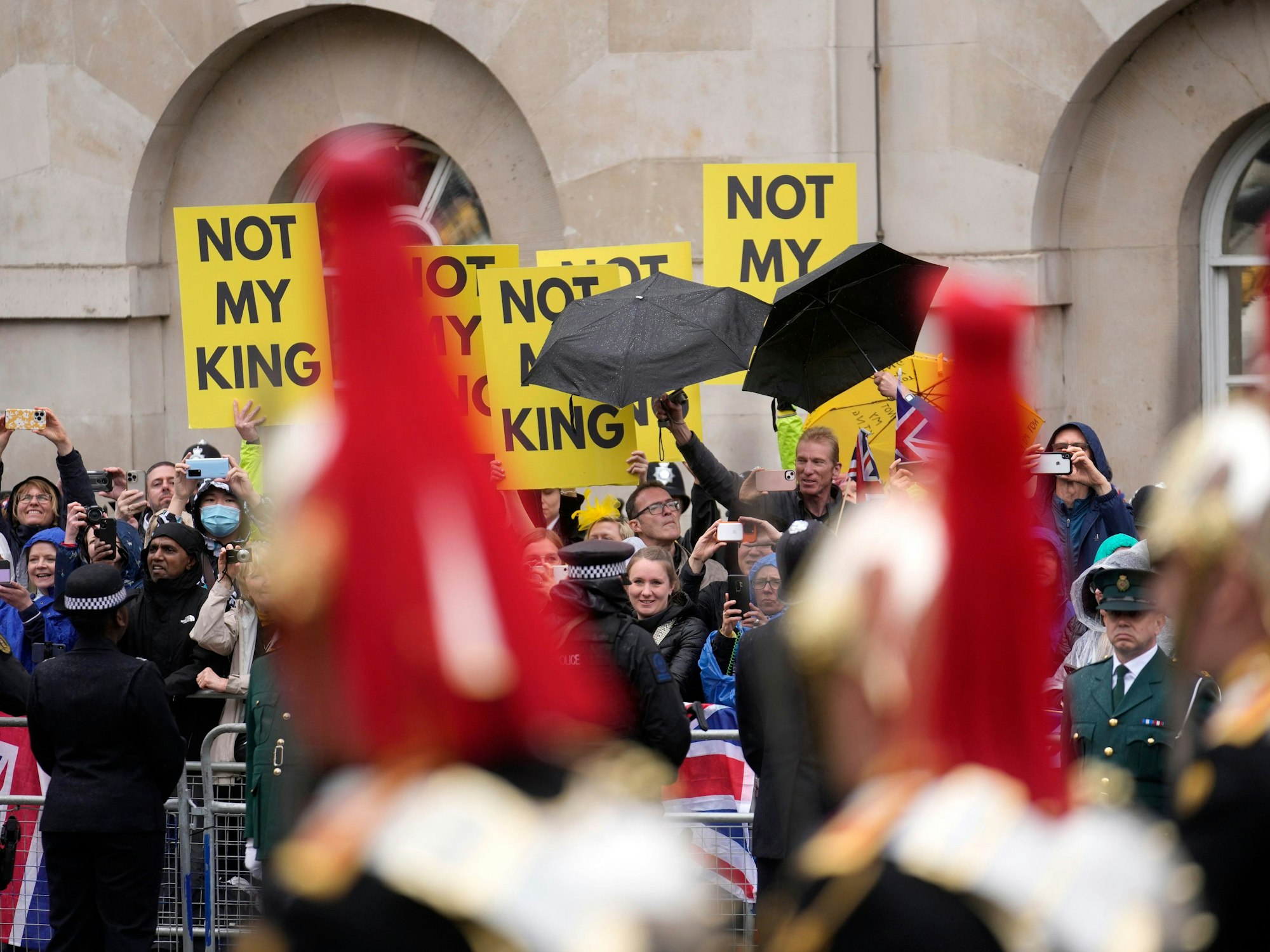 Mitglieder der antimonarchistischen Gruppe Republic protestieren entlang der Route des Festzugs vor der Krönung von König Charles III. Bei Protesten gegen die Krönung sind nach Angaben von Aktivisten sechs Menschen festgenommen worden. Darunter sei auch der Chef der Organisation Republic.