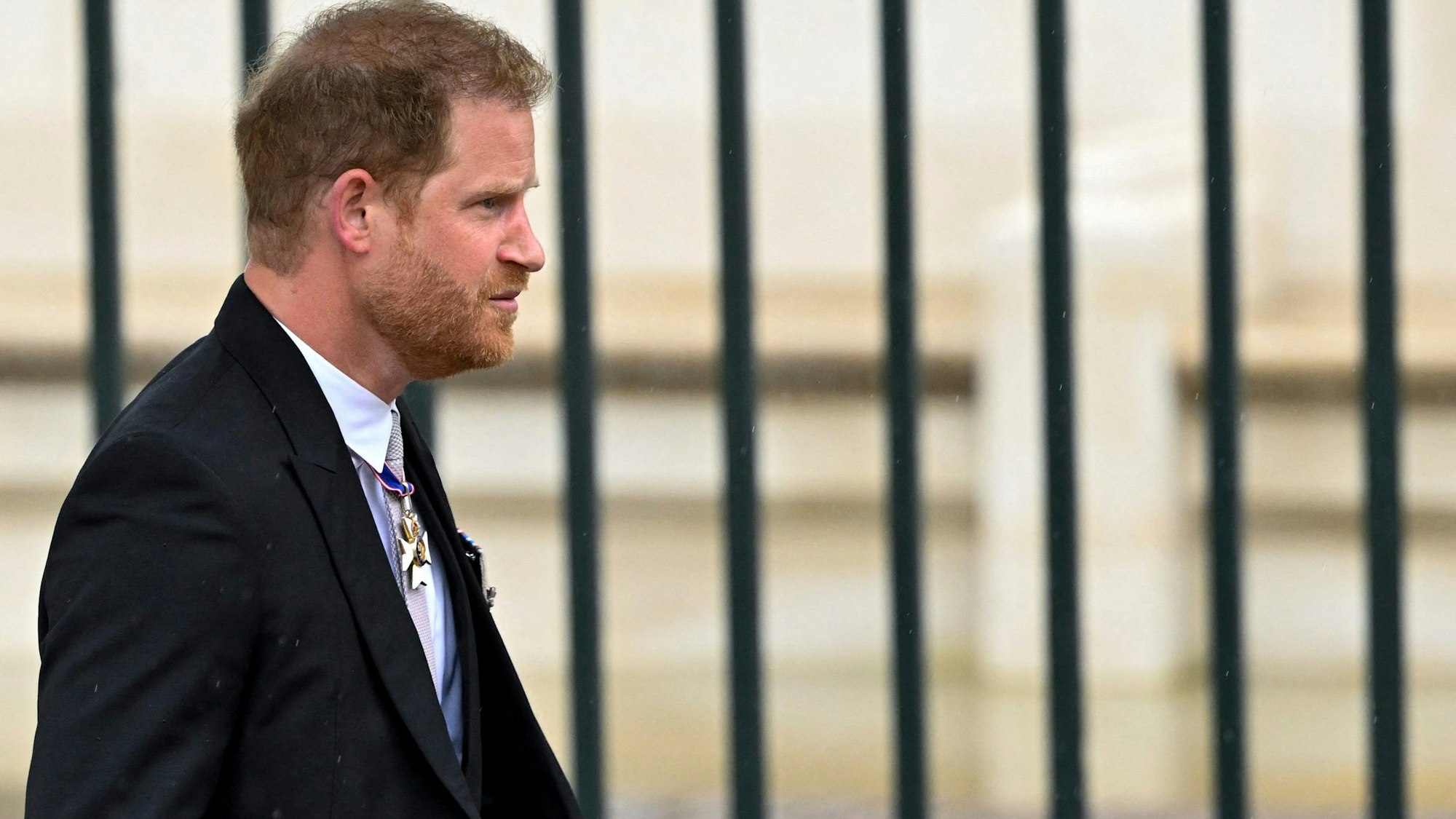 Prinz Harry, Herzog von Sussex, kommt vor der Krönungszeremonie von König Charles III. und Königsgemahlin Camilla in der Westminster Abbey an.