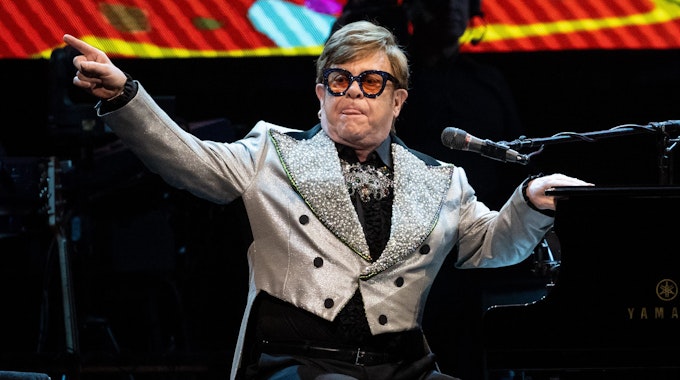 Der Sänger und Pianist Elton John sitzt in der Olympiahalle bei einem Konzert im Rahmen seiner „Farewell Yellow Brick Road Tour 2023“ auf der Bühne.