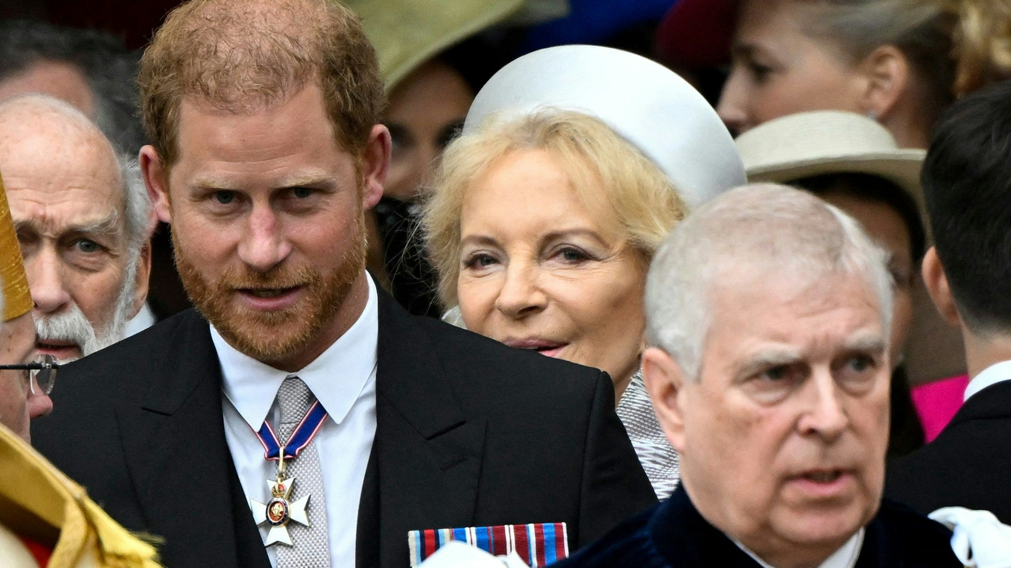 Prinz Harry, Herzog von Sussex, und Prinz Andrew verlassen die Westminster Abbey nach der Krönungszeremonie von König Charles und Königin Camilla in London am Samstag, 6. Mai 2023.
