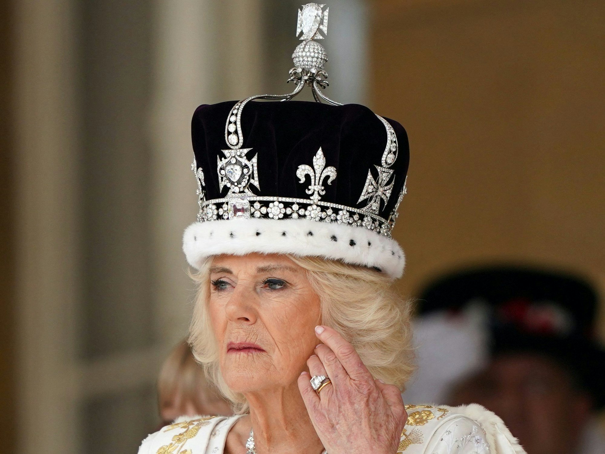 Die britische Königin Camilla wird am 6. Mai 2023 nach ihrer Krönung in den Gärten des Buckingham Place in London von Militärangehörigen einen königlichen Salut empfangen.