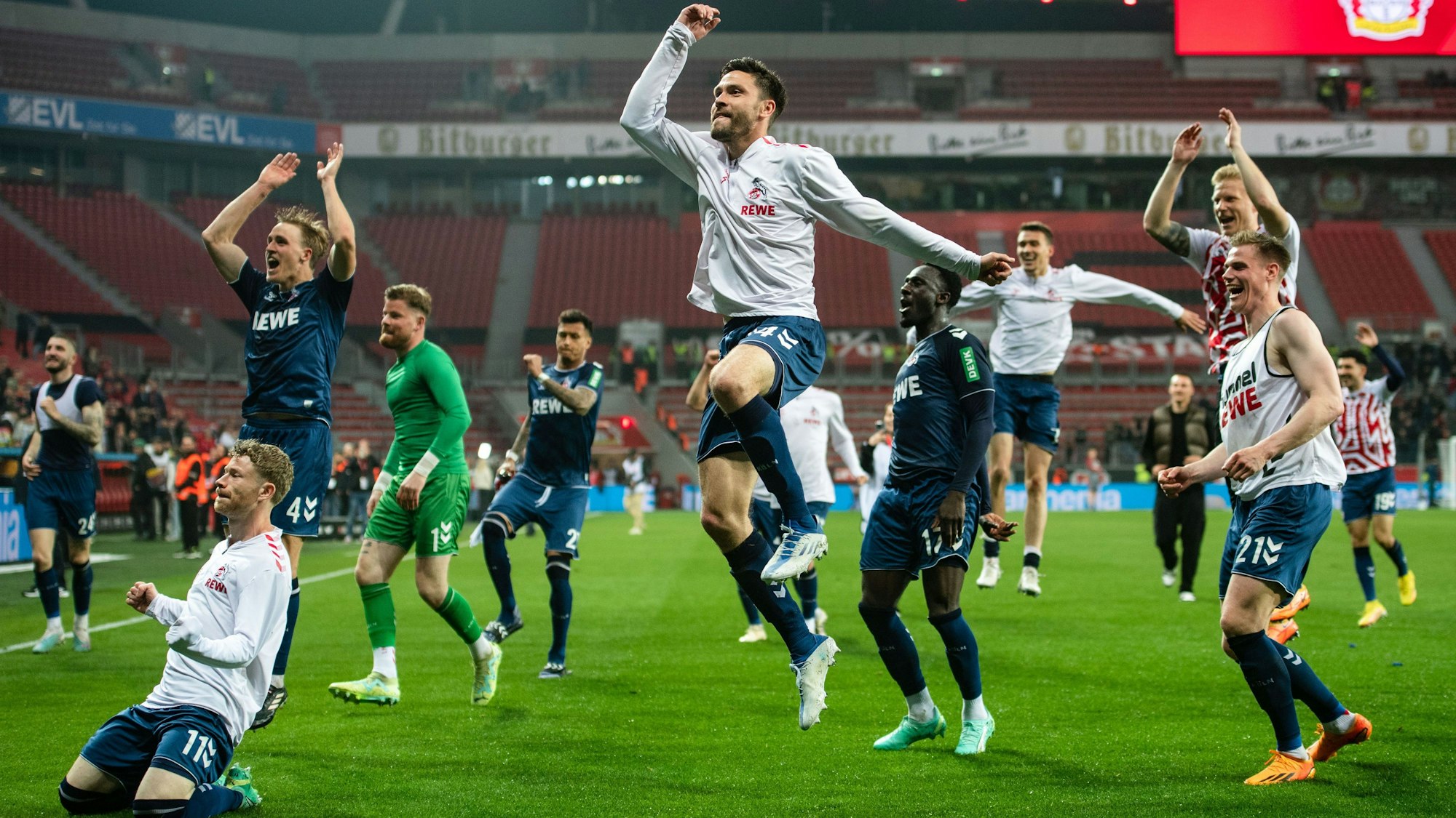 Der 1. FC Köln feierte am Freitagabend (5. Mai 2023) einen 2:1-Sieg bei Bayer Leverkusen.