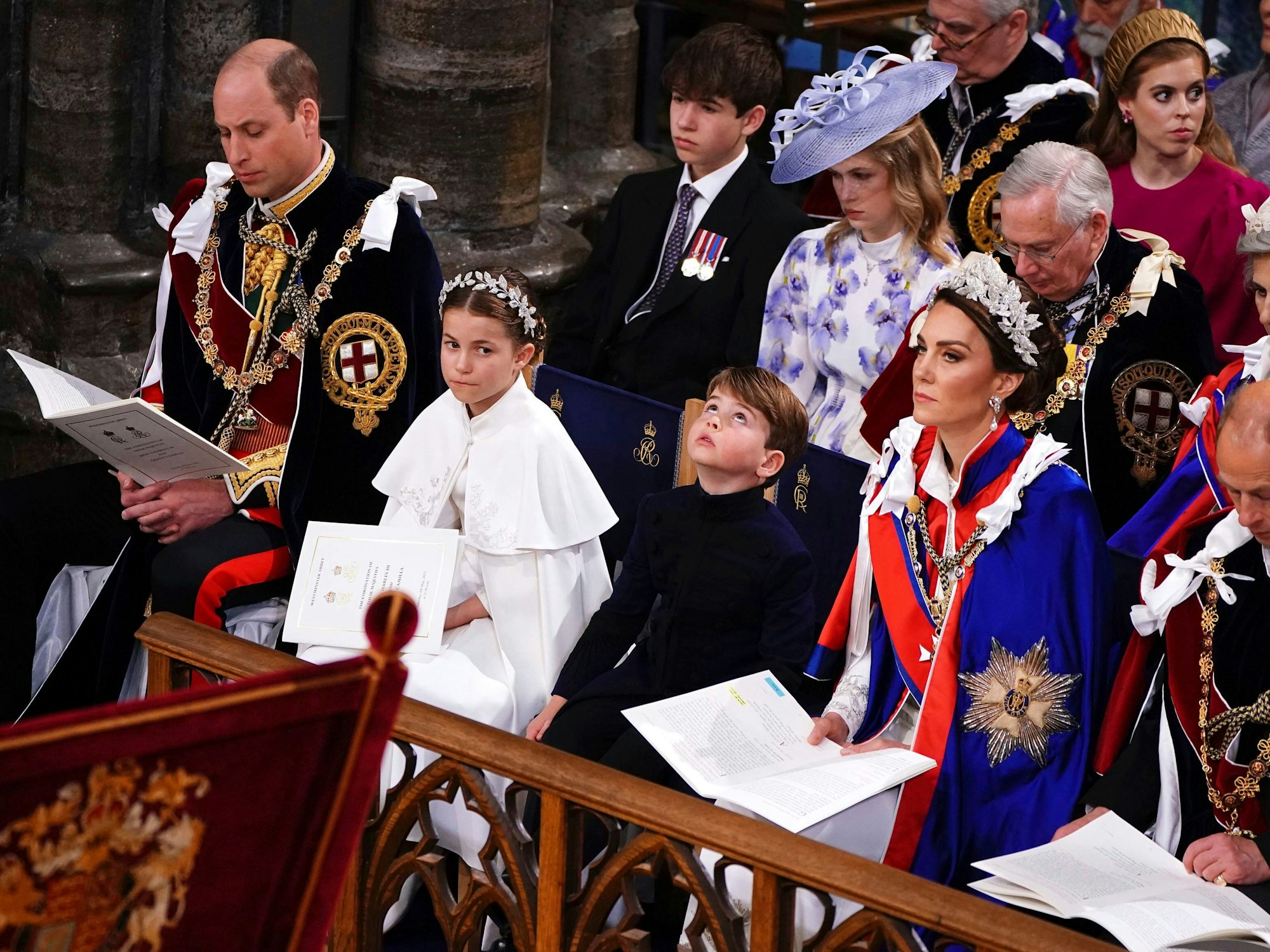 Von links, erste Reihe, Prinz William, Prinzessin Charlotte, Prinz Louis, Kate, Prinzessin von Wales, und Prinz Edward, Herzog von Edinburgh, bei der Krönungszeremonie von König Charles III. und Königin Camilla in der Westminster Abbey, London, am Samstag, 6. Mai 2023.