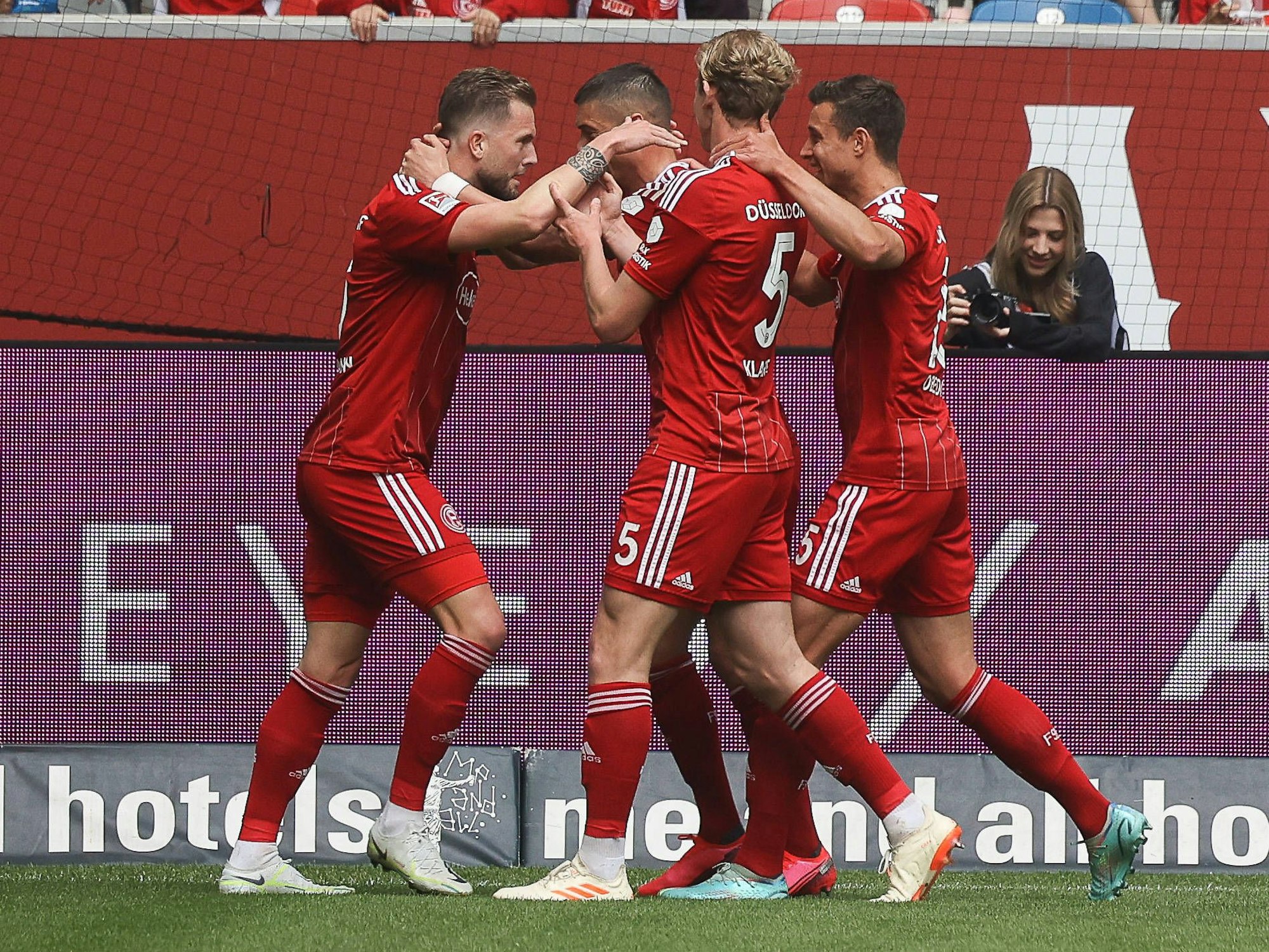 Die Spieler von Fortuna Düsseldorf jubeln über das 2:0 gegen Holstein Kiel.