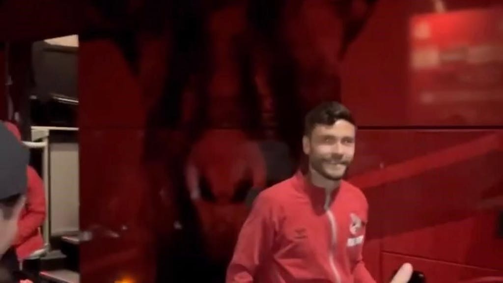 Jonas Hector lächelt einen Fan des 1. FC Köln an.