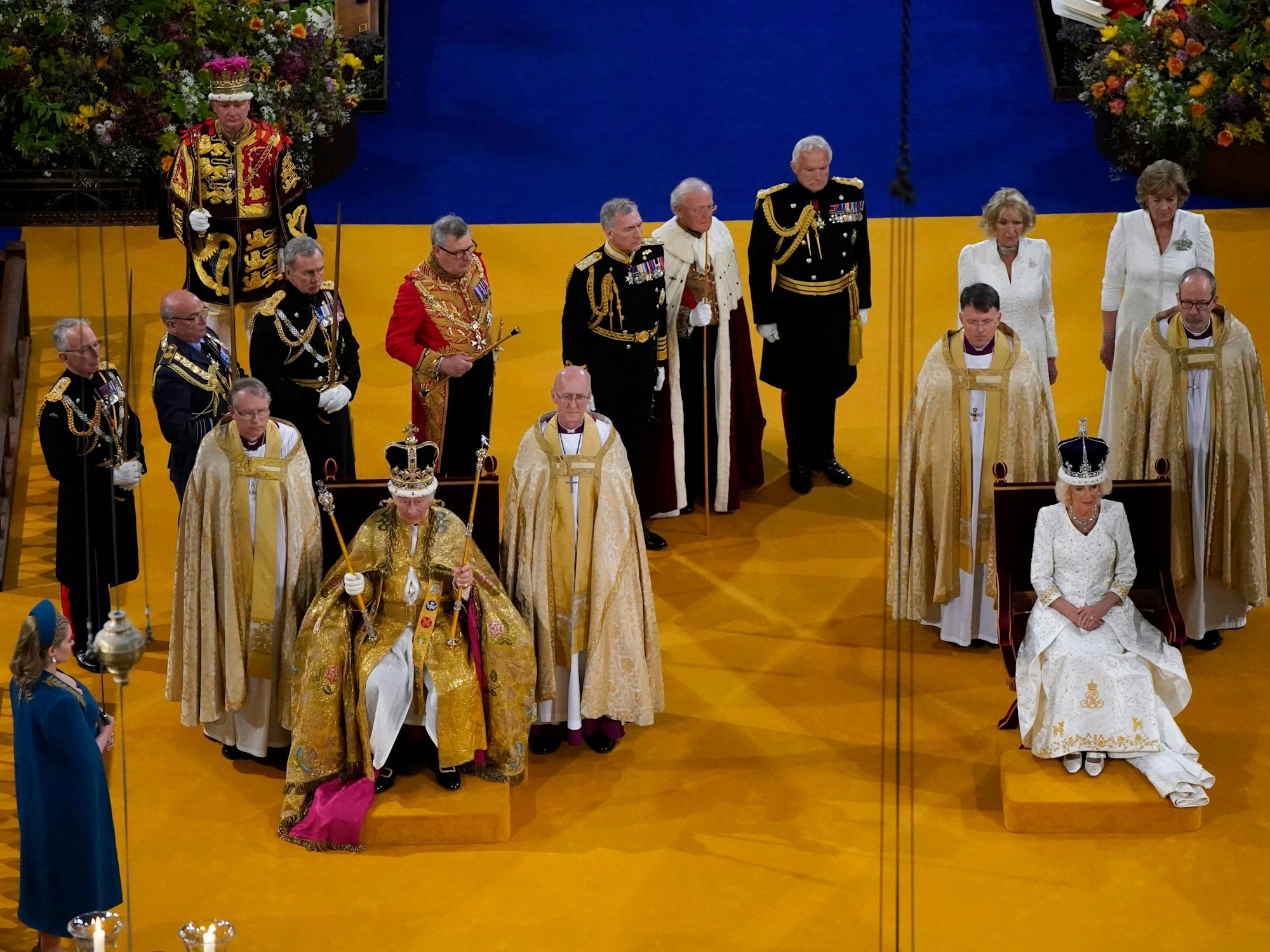 König Charles III. mit der St. Edward's Crown (Edwardskrone) und Königin Camilla mit der Queen Mary's Crown (Krone von Queen Mary) sitzen während der Krönungszeremonie in der Westminster Abbey. Charles und Camilla sind zu König und Königin gekrönt worden - vor den Augen zahlreicher prominenter Gäste aus aller Welt.