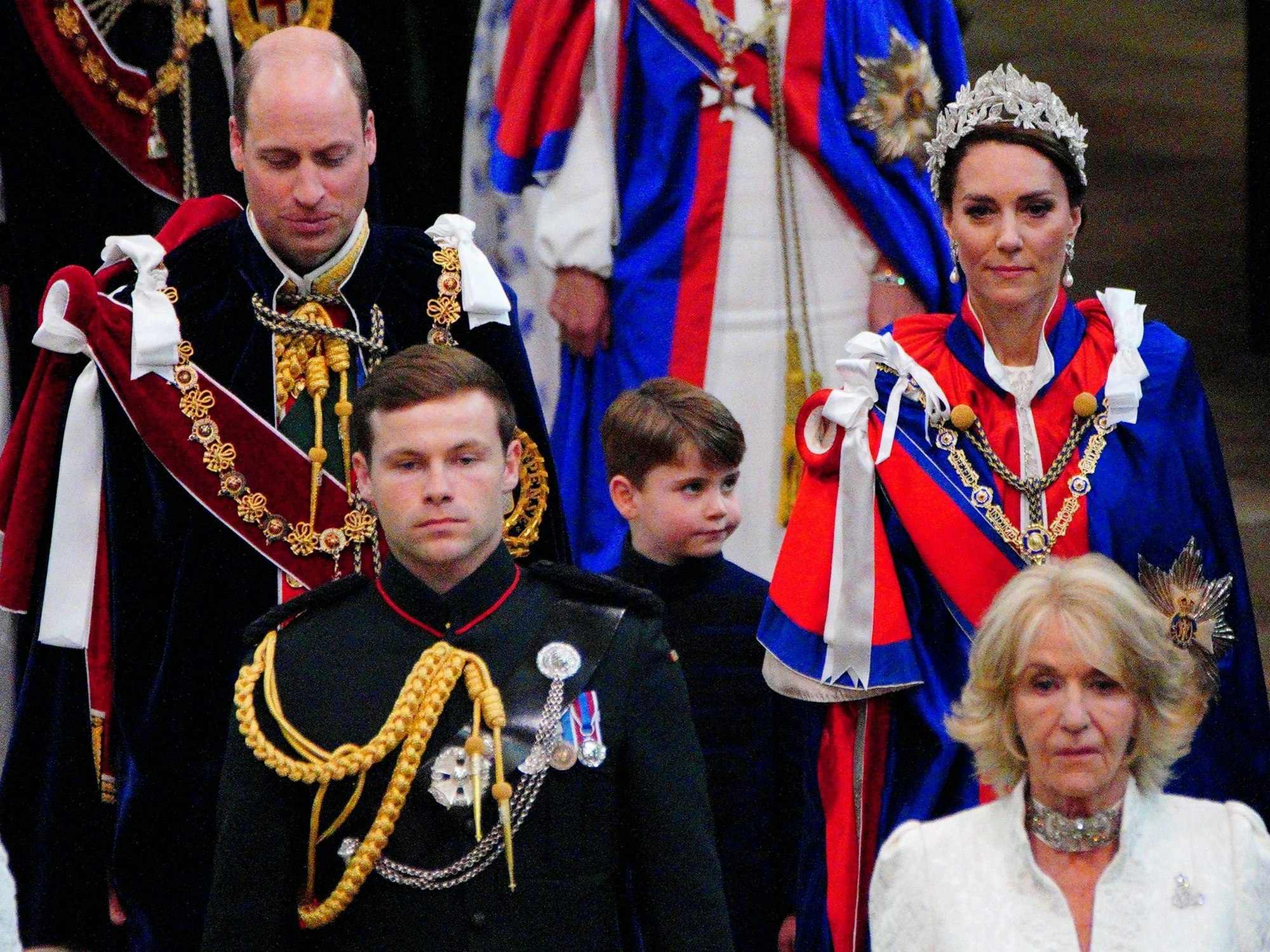 Prinz William, Prinz von Wales (l), Prinz Louis, Prinz von Wales (m), und Catherine, Prinzessin von Wales, verlassen am 6. Mai 2023 nach der Krönungszeremonie von König Charles III. und Königin Camilla die Westminster Abbey in London.