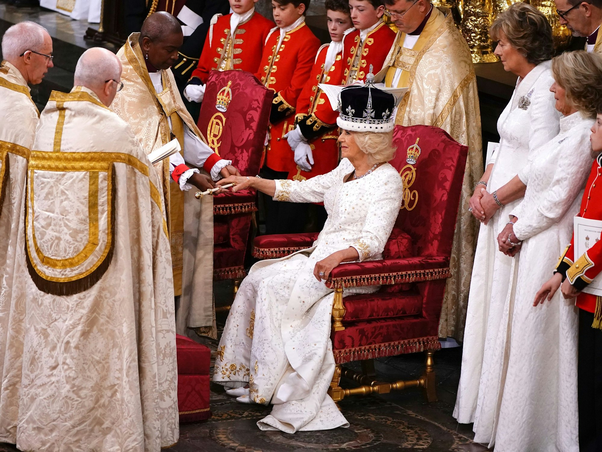 Königin Camilla mit der Queen Mary's Crown (Krone von Queen Mary) lächelt während ihrer Krönungszeremonie in der Westminster Abbey.