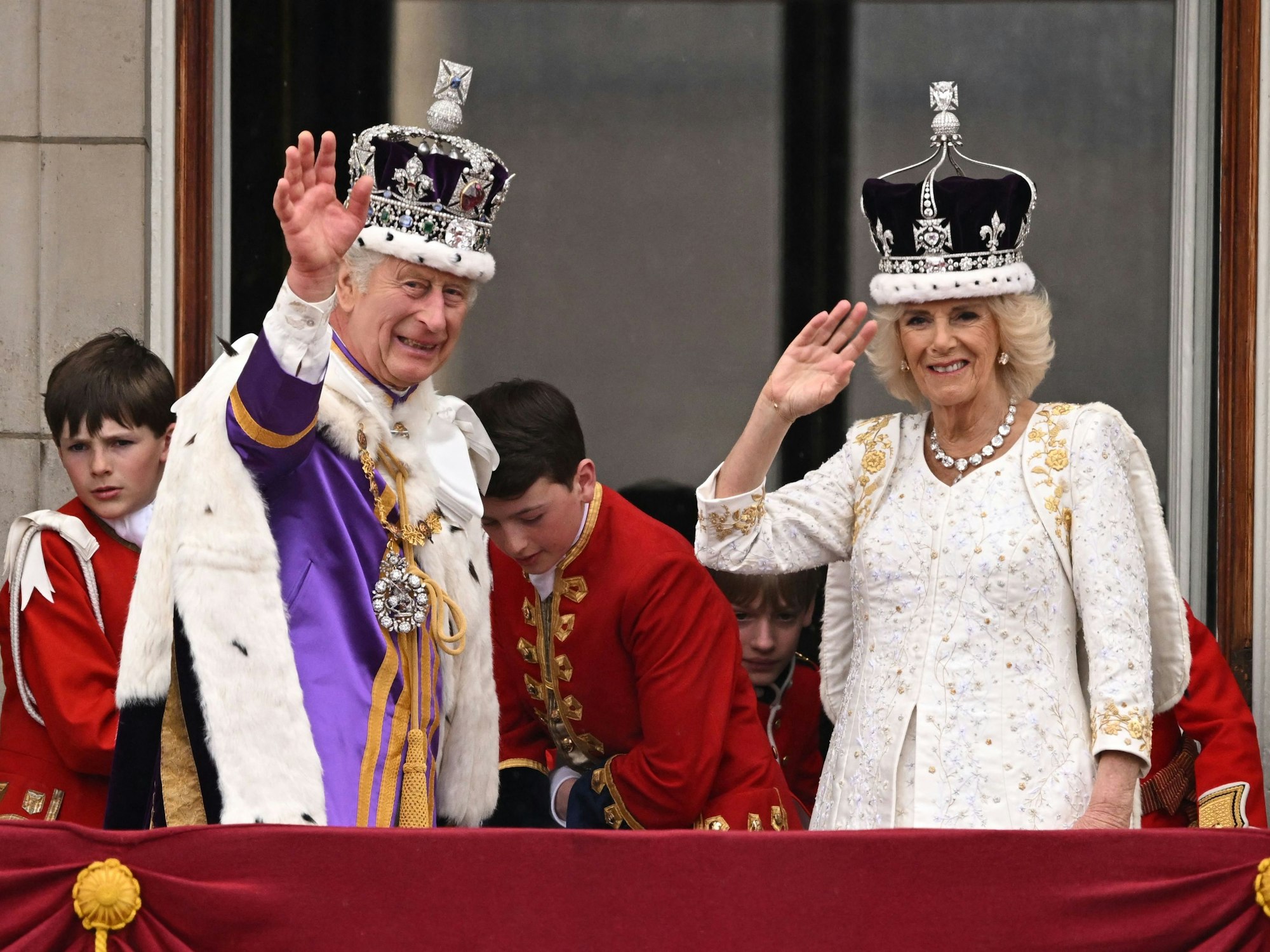 König Charles III. und Königin Camilla zeigen sich nach der Krönung auf dem Balkon des Buckingham-Palasts.