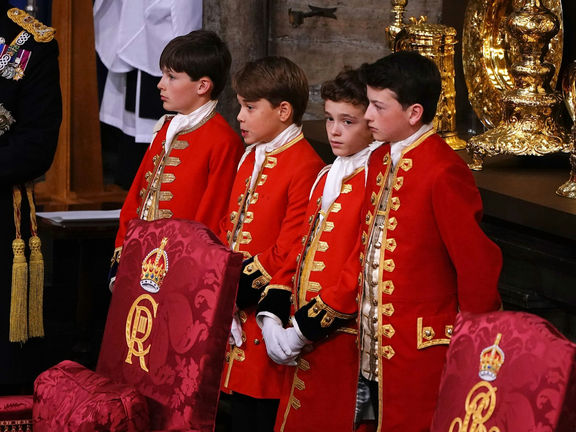 Prinz George (2.v.l) steht als Ehrenpage zwischen den anderen Ehrenpagen während der Krönungszeremonie von König Charles III. in der Westminster Abbey.
