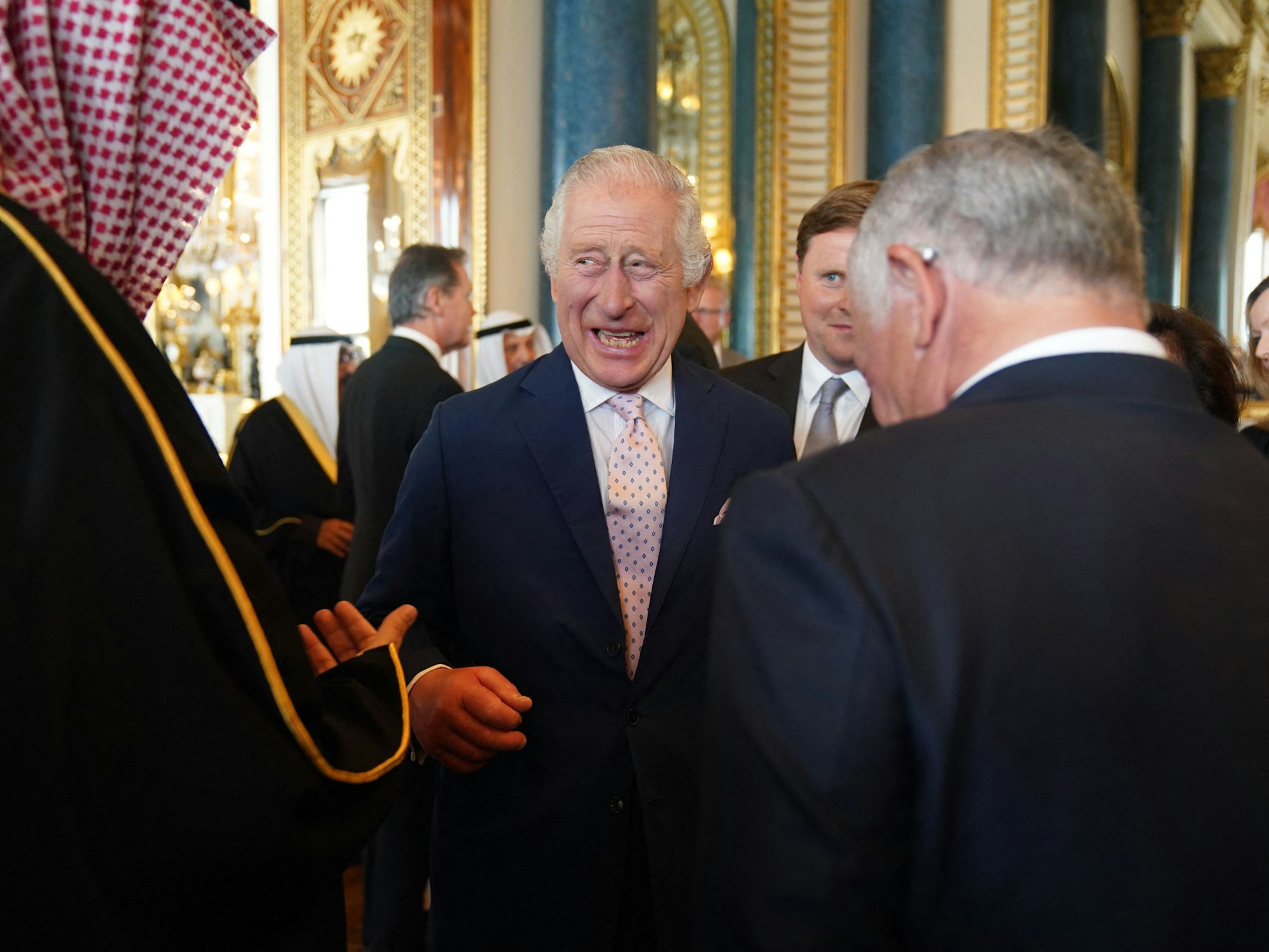 Der britische König Charles III. (m) spricht mit Gästen während eines Empfangs für ausländische Gäste, die an seiner Krönung teilnehmen, im Buckingham Palace im Zentrum Londons am 5. Mai 2023.