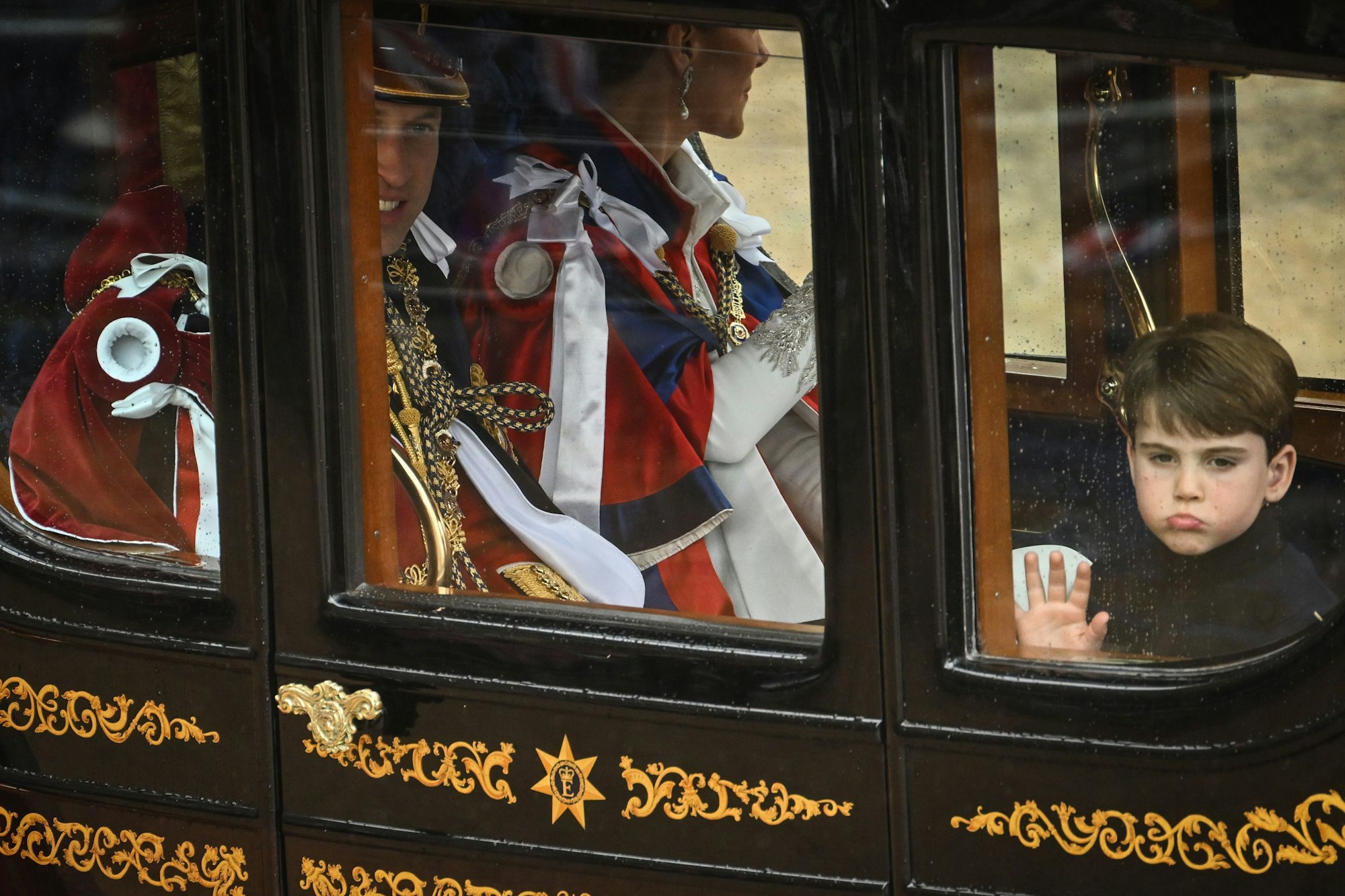 Prinz William, Prinz von Wales, Catherine, Prinzessin von Wales und Prinz Louis von Wales kehren nach der Krönung von König Charles III. und Königin Camilla in der Westminster Abbey am 6. Mai 2023 in London, England, in den Buckingham-Palast zurück.