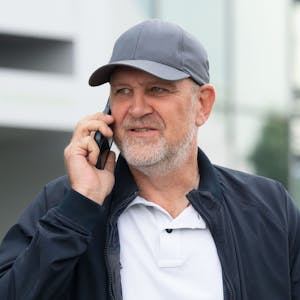 Jörg Schmadtke telefoniert als Sportdirektor des VfL Wolfsburg mit dem Handy