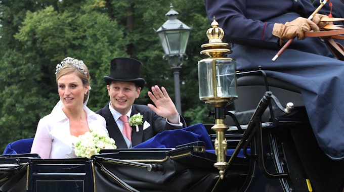 Georg Friedrich Prinz von Preußen und Prinzessin Sophie fahren nach ihrer kirchlichen Trauung in 2011 mit einer Hochzeitskutsche durch die Potsdam.&nbsp;
