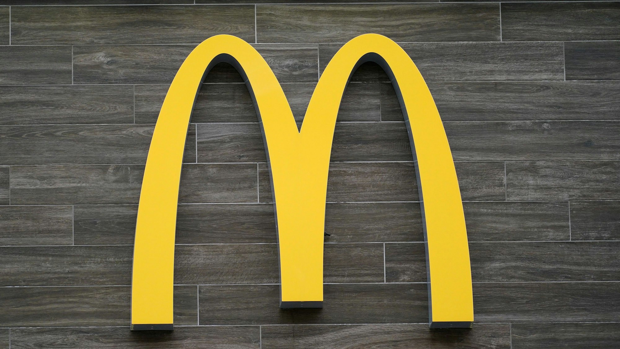 Das Logo einer McDonalds Filiale.