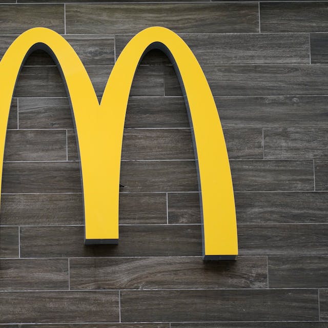 Das Logo einer McDonalds Filiale.