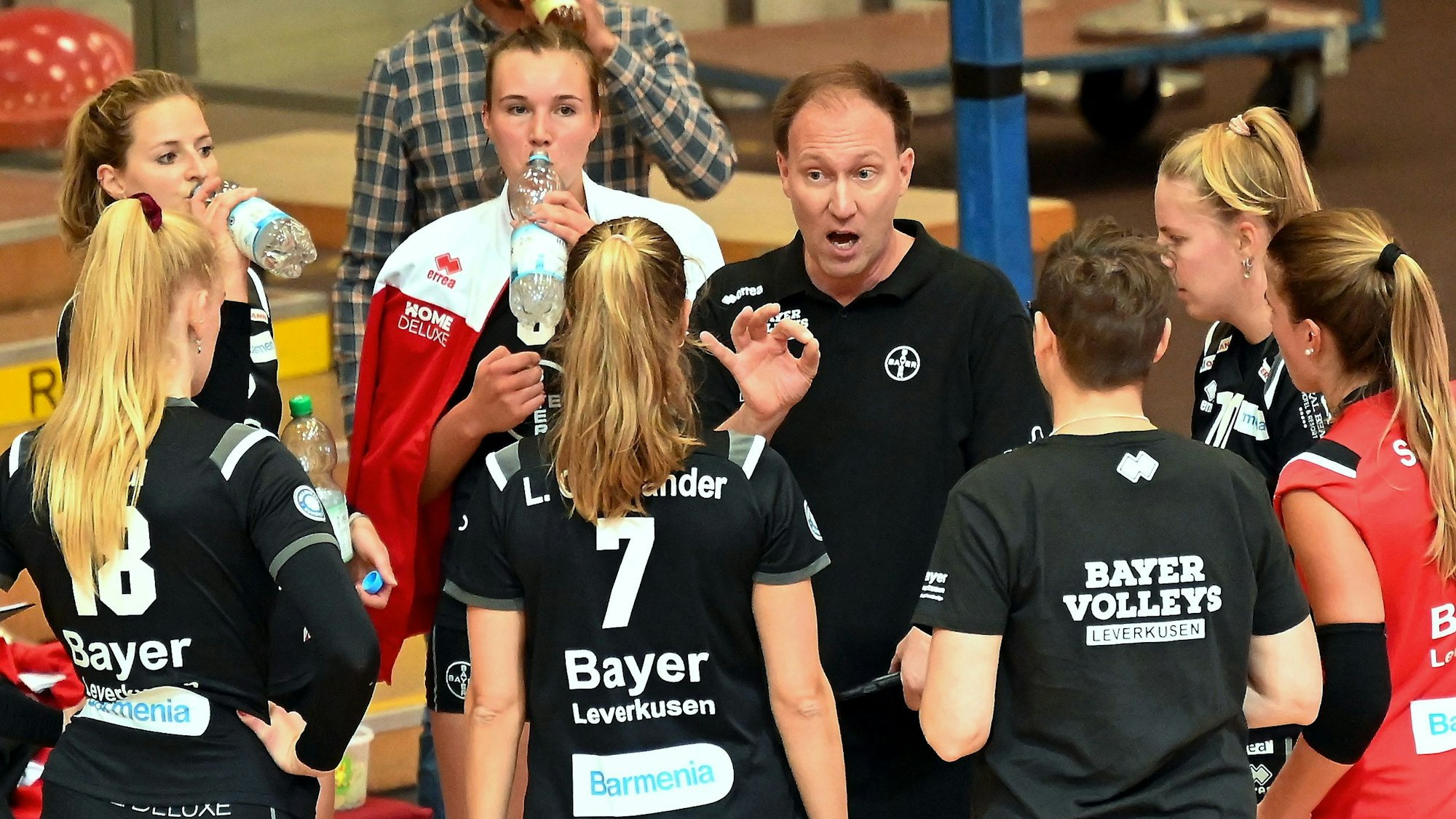 17.09.2022, Volleyball-Bayer - Dingden

hinten: TR: Dirk Sauermann (bayer)

Foto: Uli Herhaus