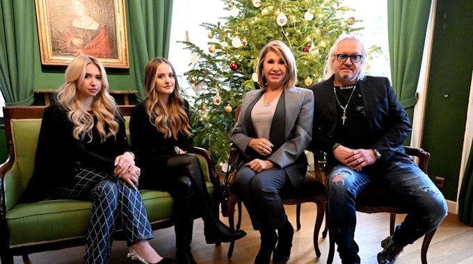 Shania Tyra Geiss (l-r), Davina Shakira Geiss, Carmen und Robert Geiss, aufgenommen zum Start einer neuen Staffel der Doku-Soap «Die Geissens - Eine schrecklich glamouröse Familie» im Bayerischen Hof. Diese startet am 2. Januar bei RTLzwei. (zu dpa "Weihnachtlich Deftiges bei den «Geissens» - Kritik am Fellmantel") +++ dpa-Bildfunk +++