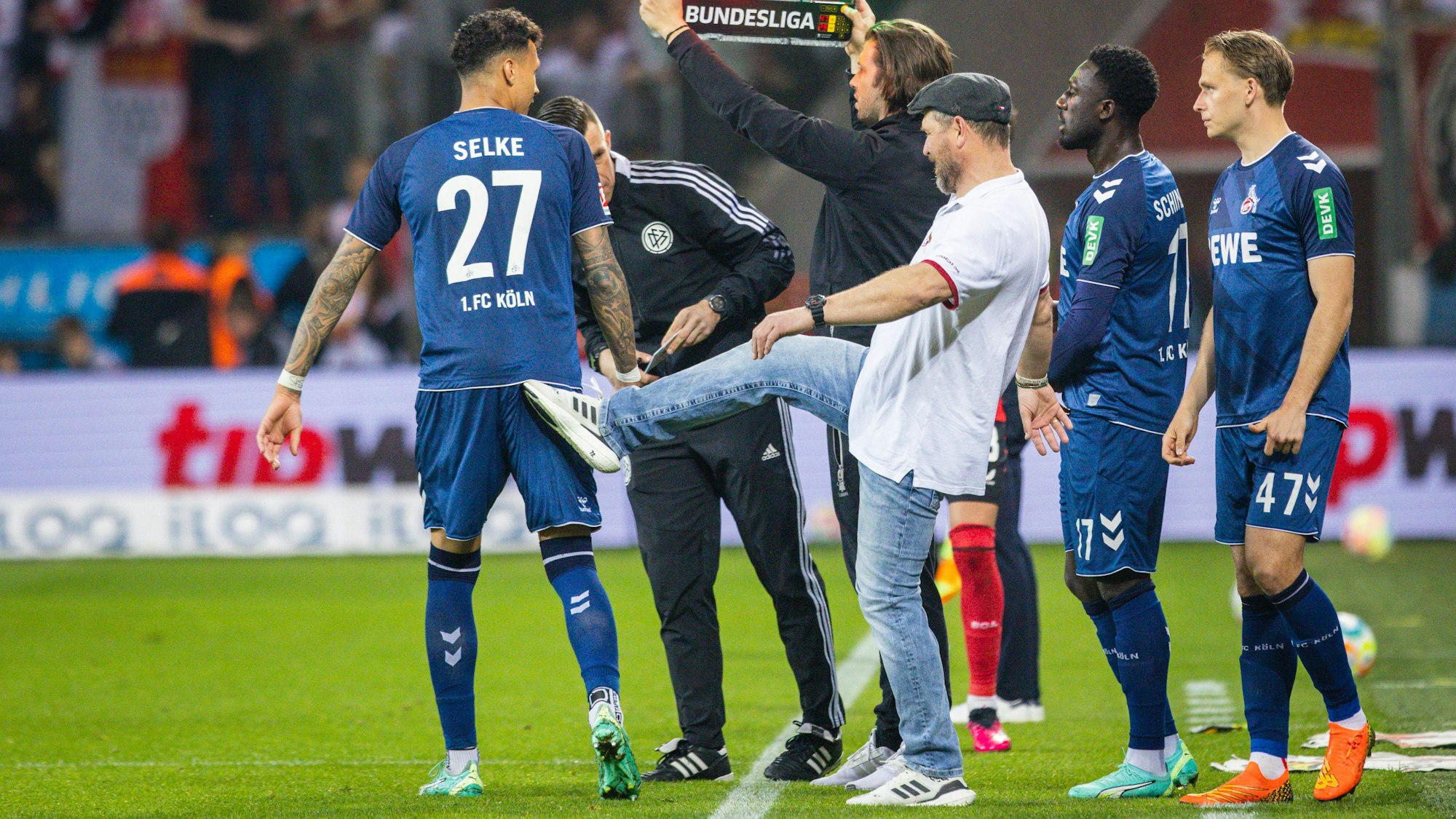 Davie Selke flehte zwar um seine Auswechslung, doch Steffen Baumgart beförderte den Stürmer des 1. FC Köln zurück auf den Platz.