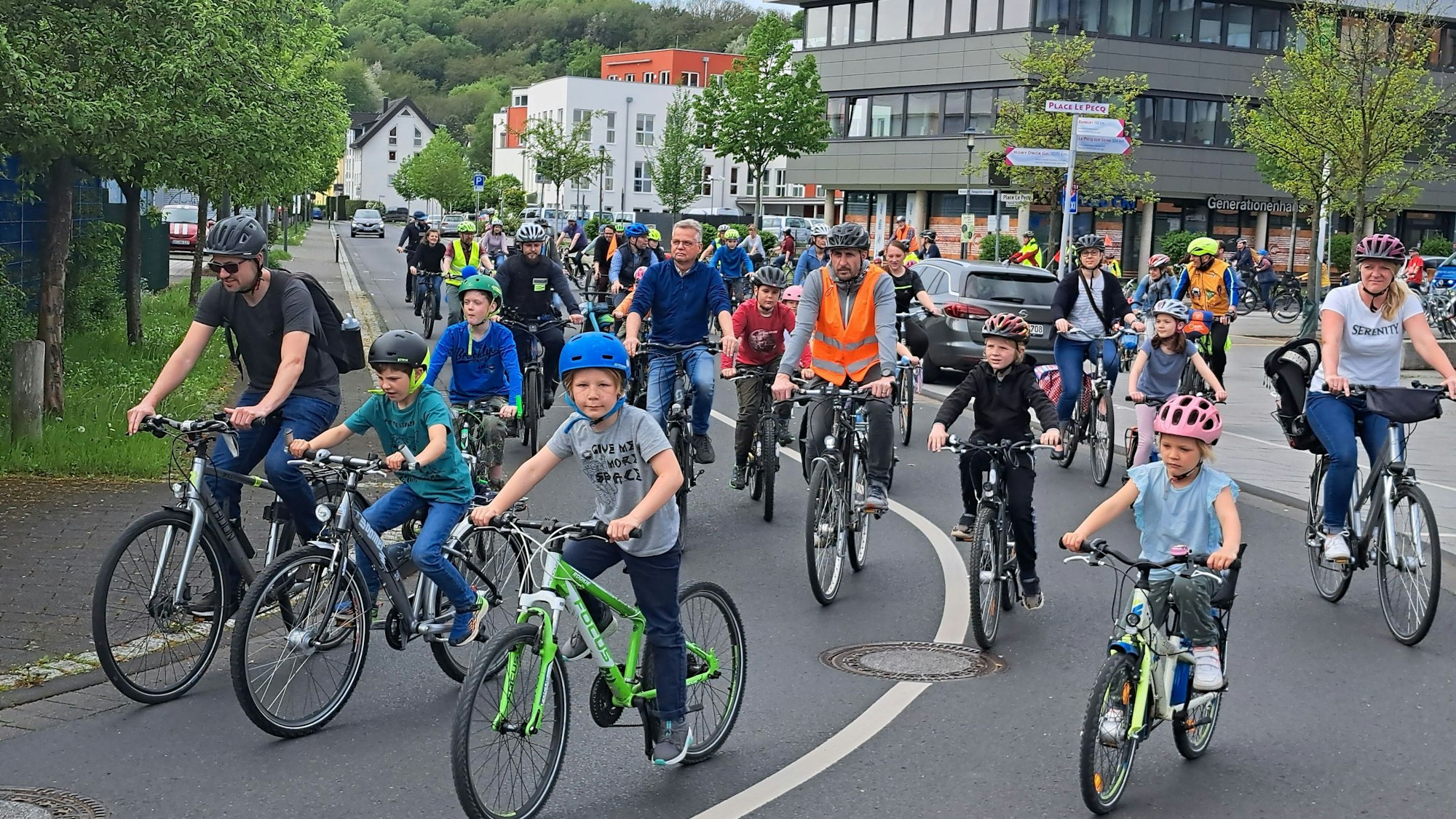 Kinder bei einer Fahrraddemo in Hennef.