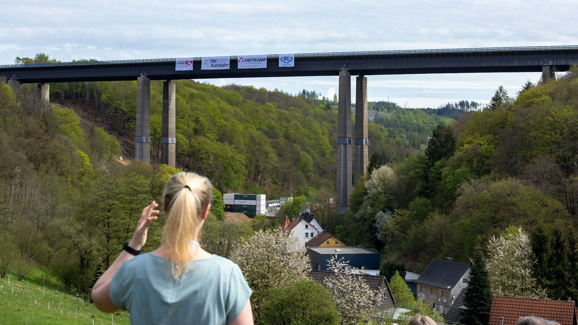 Sprengung der A45-Talbrücke Rahmede: Eine Frau schaut auf die noch intakte Rahmede-Brücke am Sonntagvormittag.