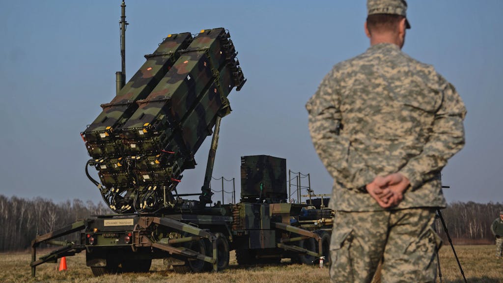 Ein US-Soldat steht neben dem US-Abwehrsystem „Patriot“ auf einem Truppenübungsplatz in der Nähe von Sochaczew, Polen.