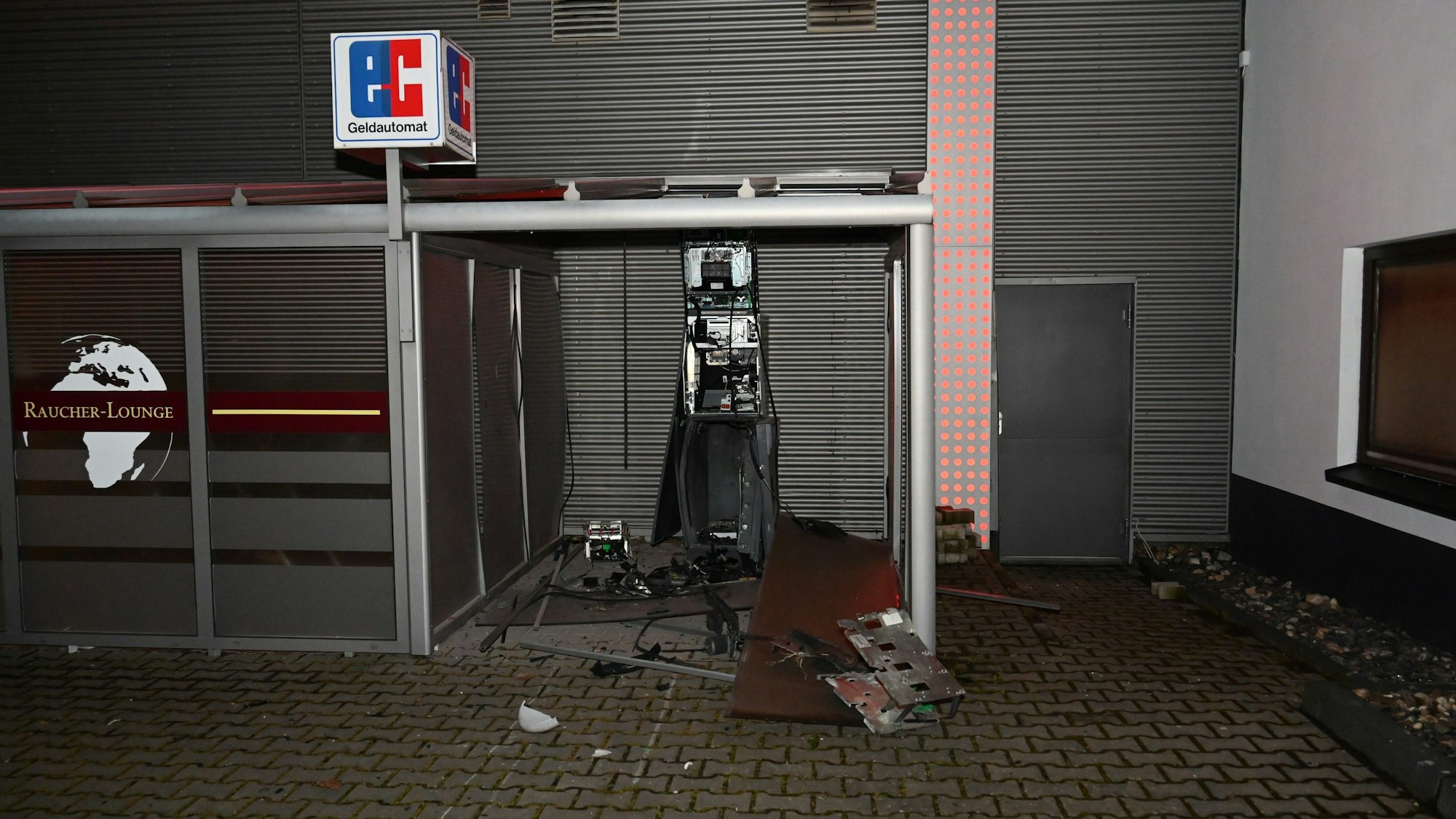 Das Foto zeigt einen durch die Sprengung völlig zerstörten Geldautomaten. Tatzeit war der 7. Mai in Brühl.